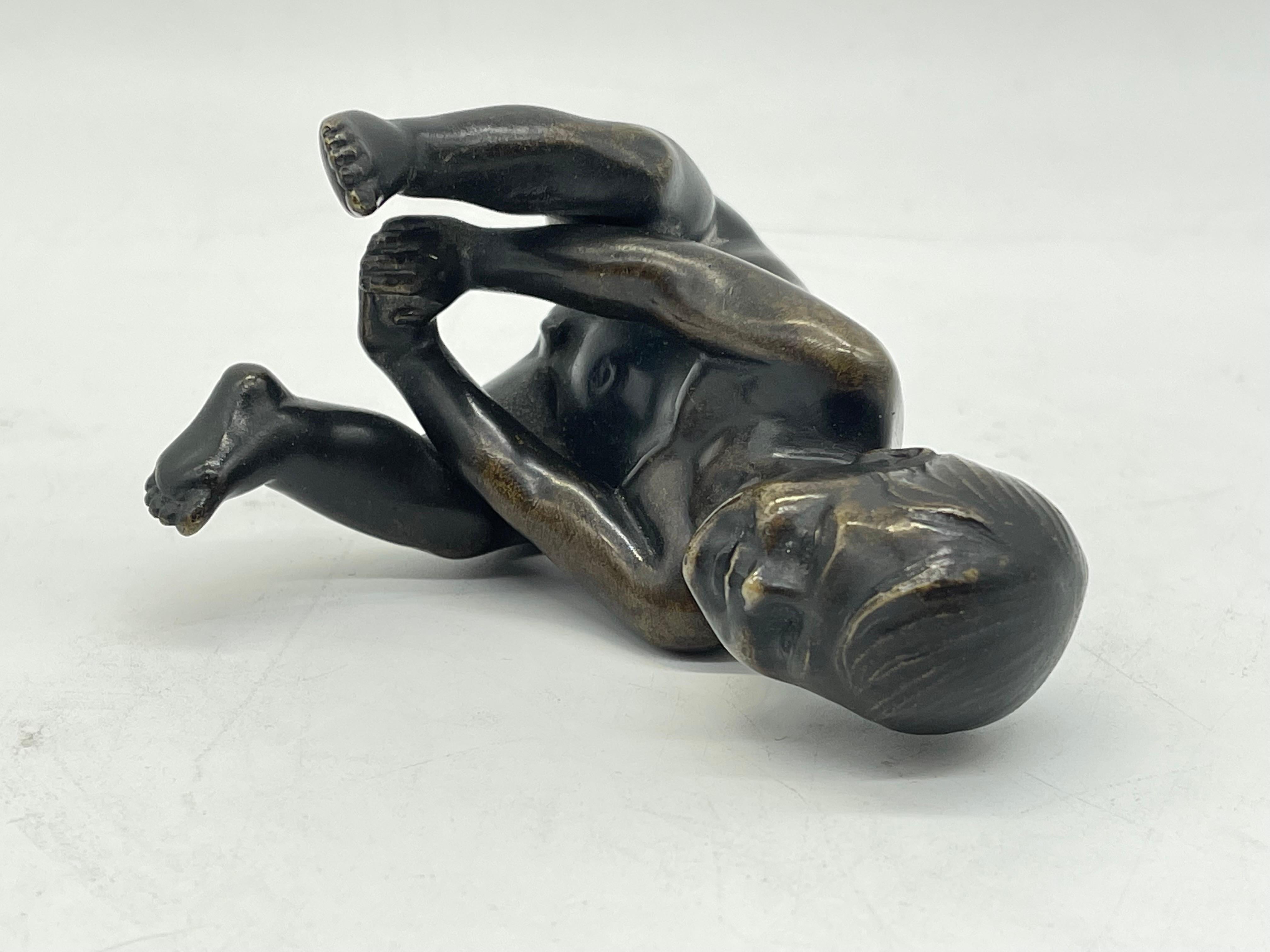 Scultura/Figura in bronzo massiccio del XIX secolo, Bambino seduto/Bambino in vendita 10