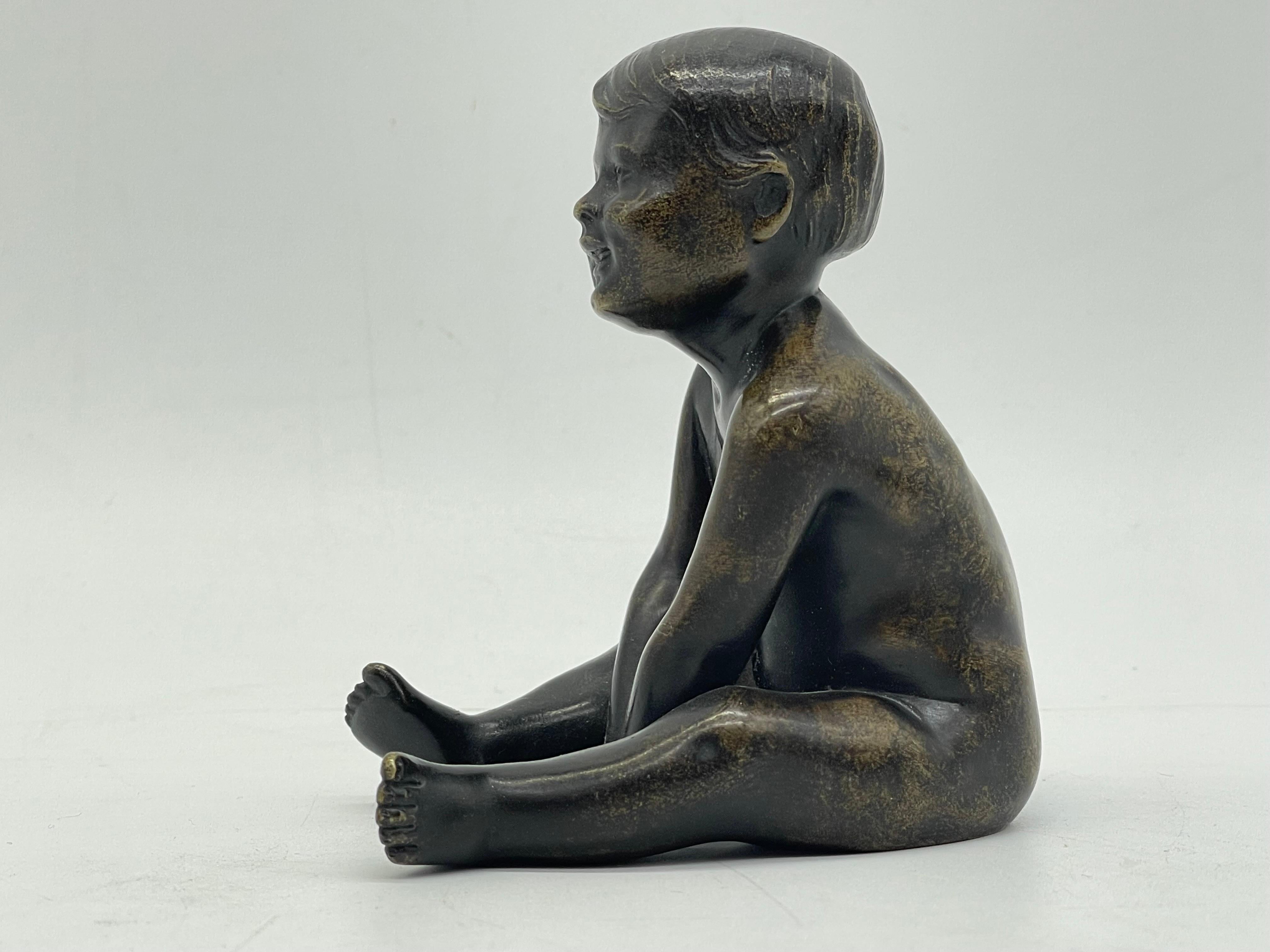 19th Century Seated little Boy/Child, solid Bronze Sculpture/Figure In Good Condition For Sale In Berlin, DE