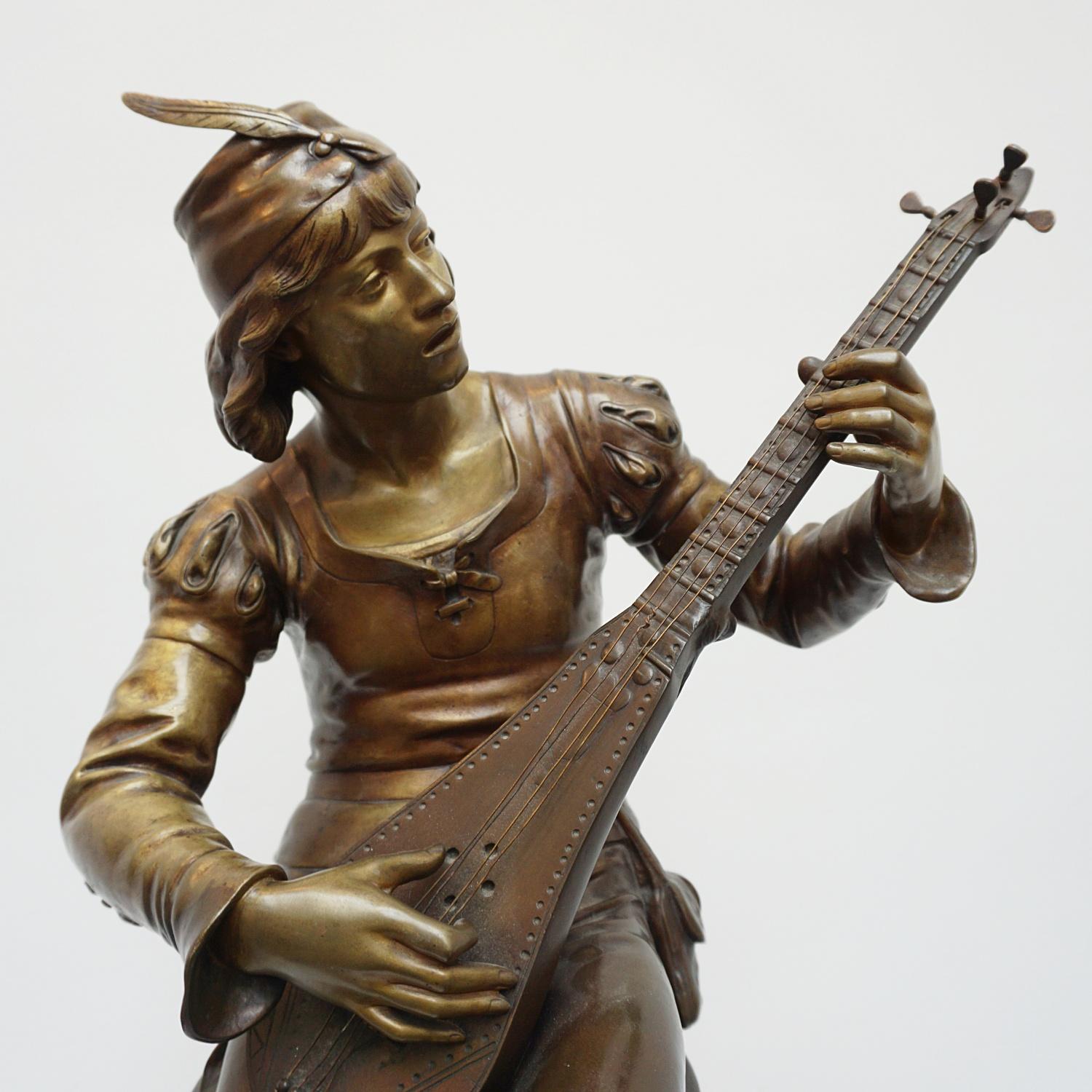 Ménestrel assis Sculpture en bronze de la fin du XIXe siècle réalisée par Emile Boisseau (1842-1923) représentant un troubadour assis en costume traditionnel jouant du luth. Riche patine d'usage brun clair. Le tout est posé sur une base en marbre à