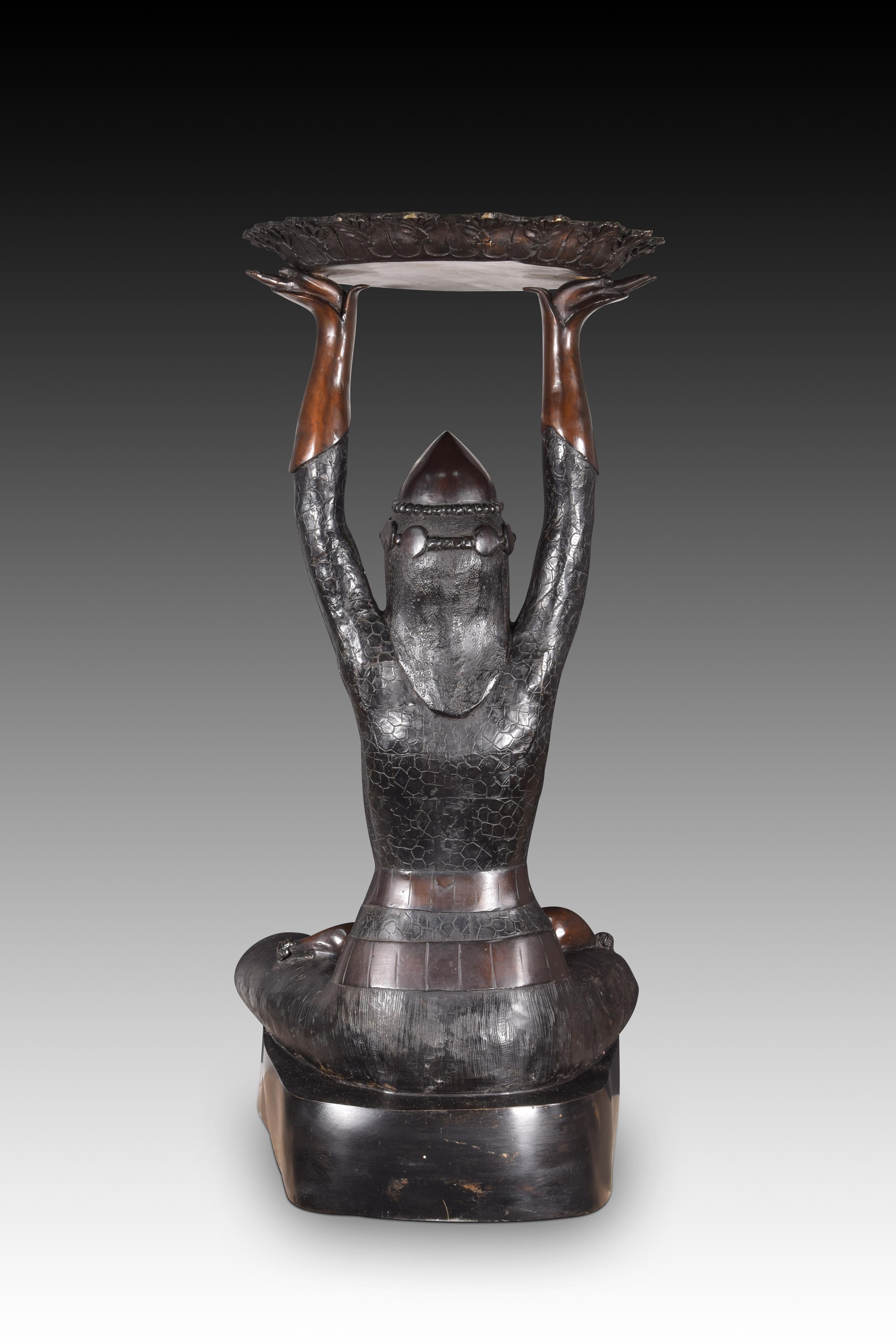Unknown Seated offering lady. Bronze. 20th century, after Art Dèco. For Sale