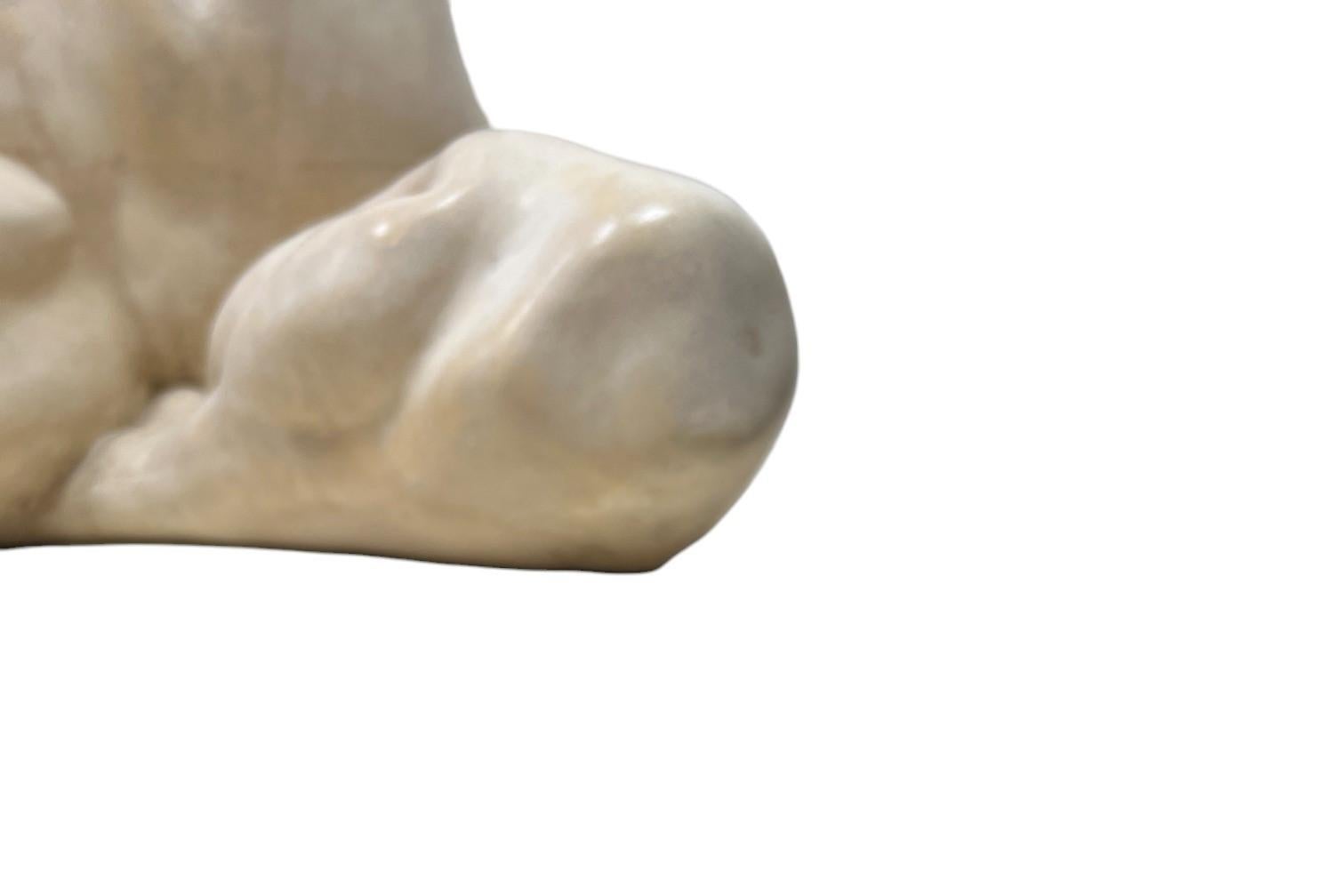 Sculpture féminine nue couchée assise en vente 4