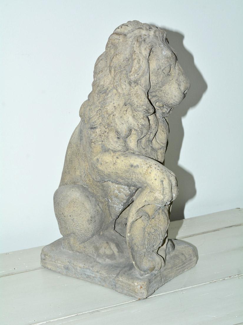 Anglais Lion assis en pierre moulée avec bouclier en vente