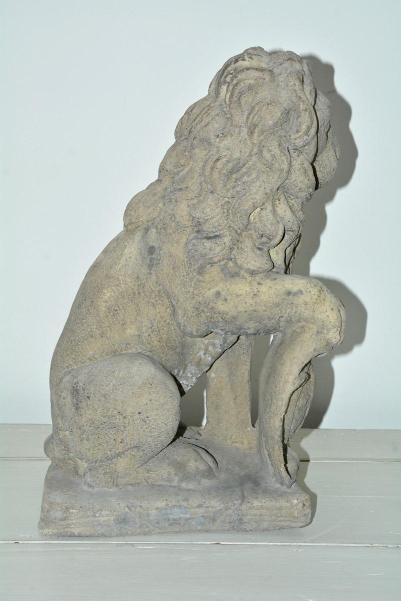 Lion assis en pierre moulée avec bouclier Bon état - En vente à Sheffield, MA