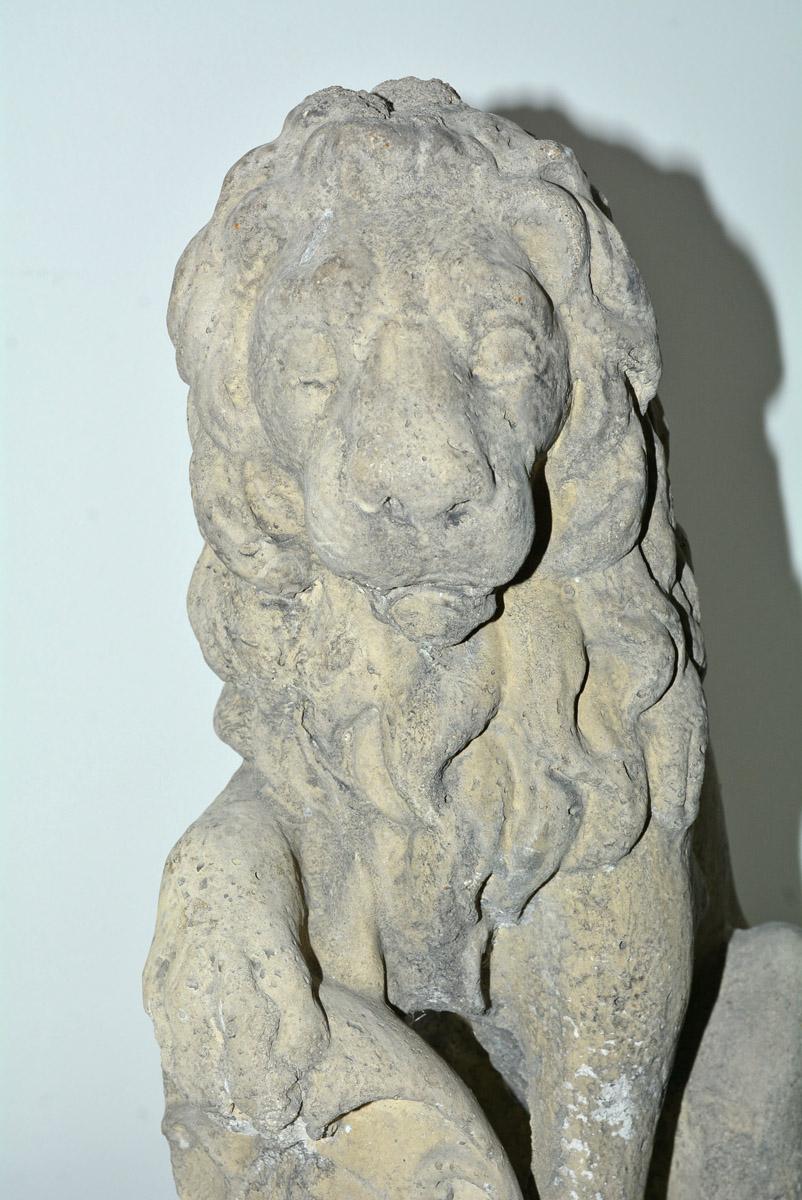 20ième siècle Lion assis en pierre moulée avec bouclier en vente