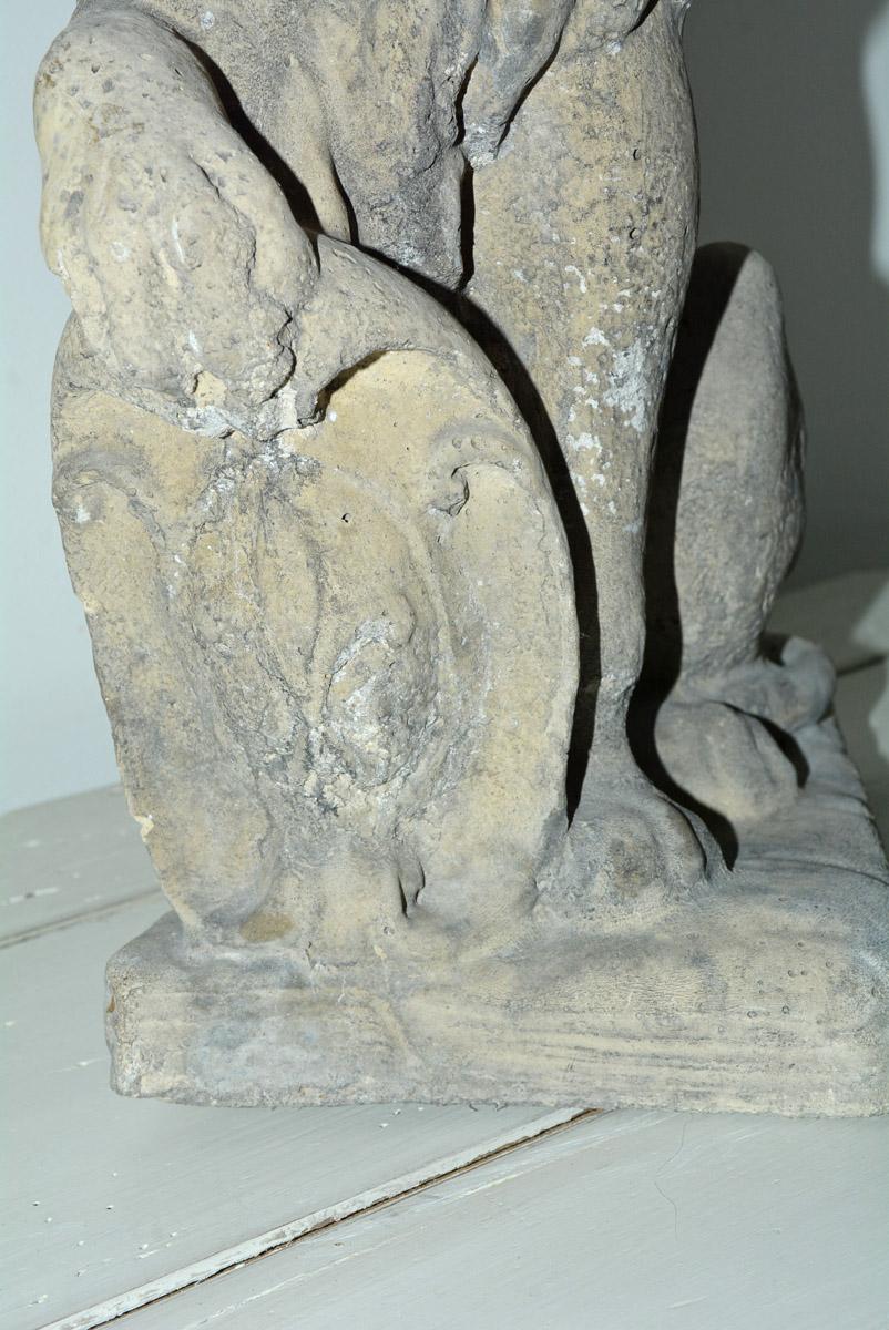 Pierre Lion assis en pierre moulée avec bouclier en vente