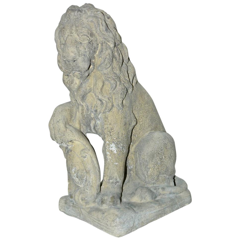 Lion assis en pierre moulée avec bouclier en vente