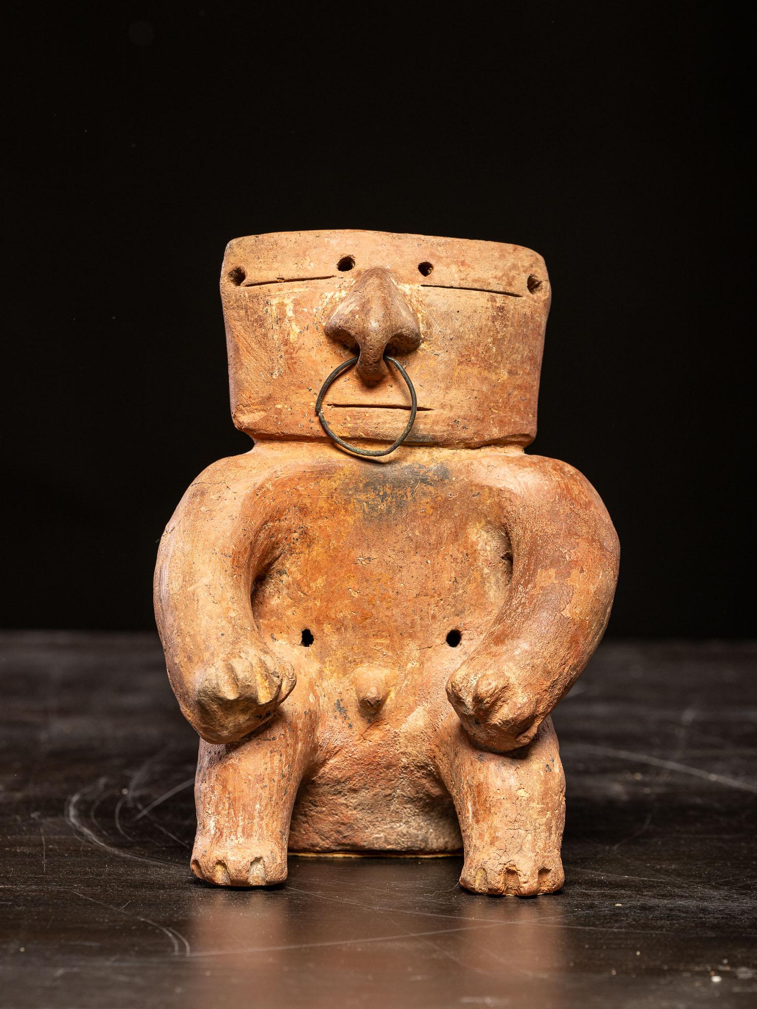 Figura sedente de terracota con nariguera, cultura Quimbaya, s. XVII Colombiano en venta