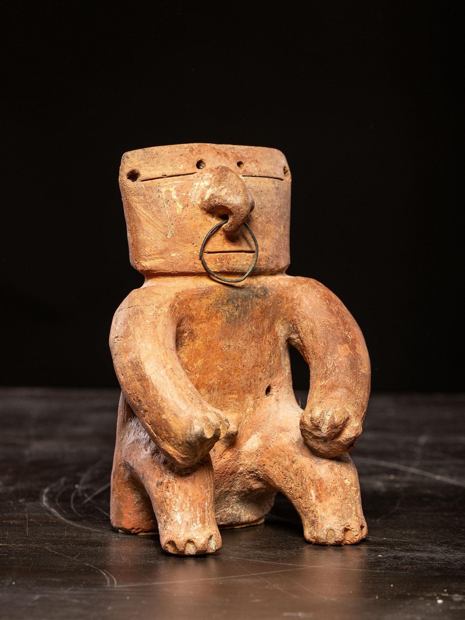 Figura sedente de terracota con nariguera, cultura Quimbaya, s. XVII Hecho a mano en venta