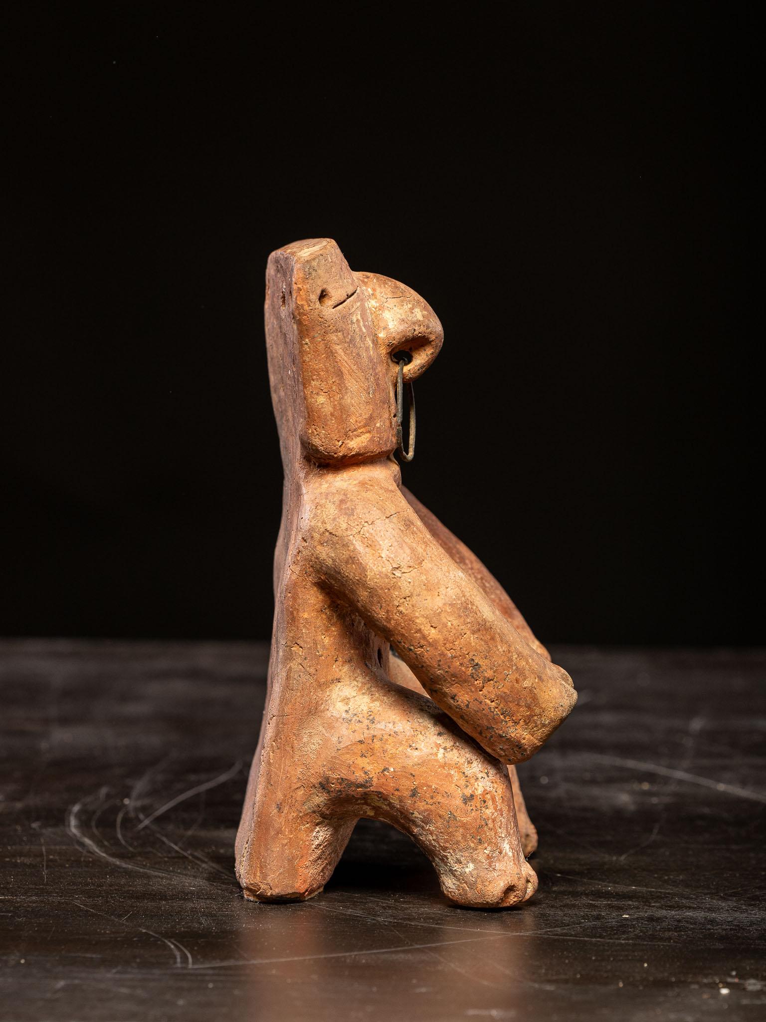 Figura sedente de terracota con nariguera, cultura Quimbaya, s. XVII en Bueno estado para la venta en Leuven , BE