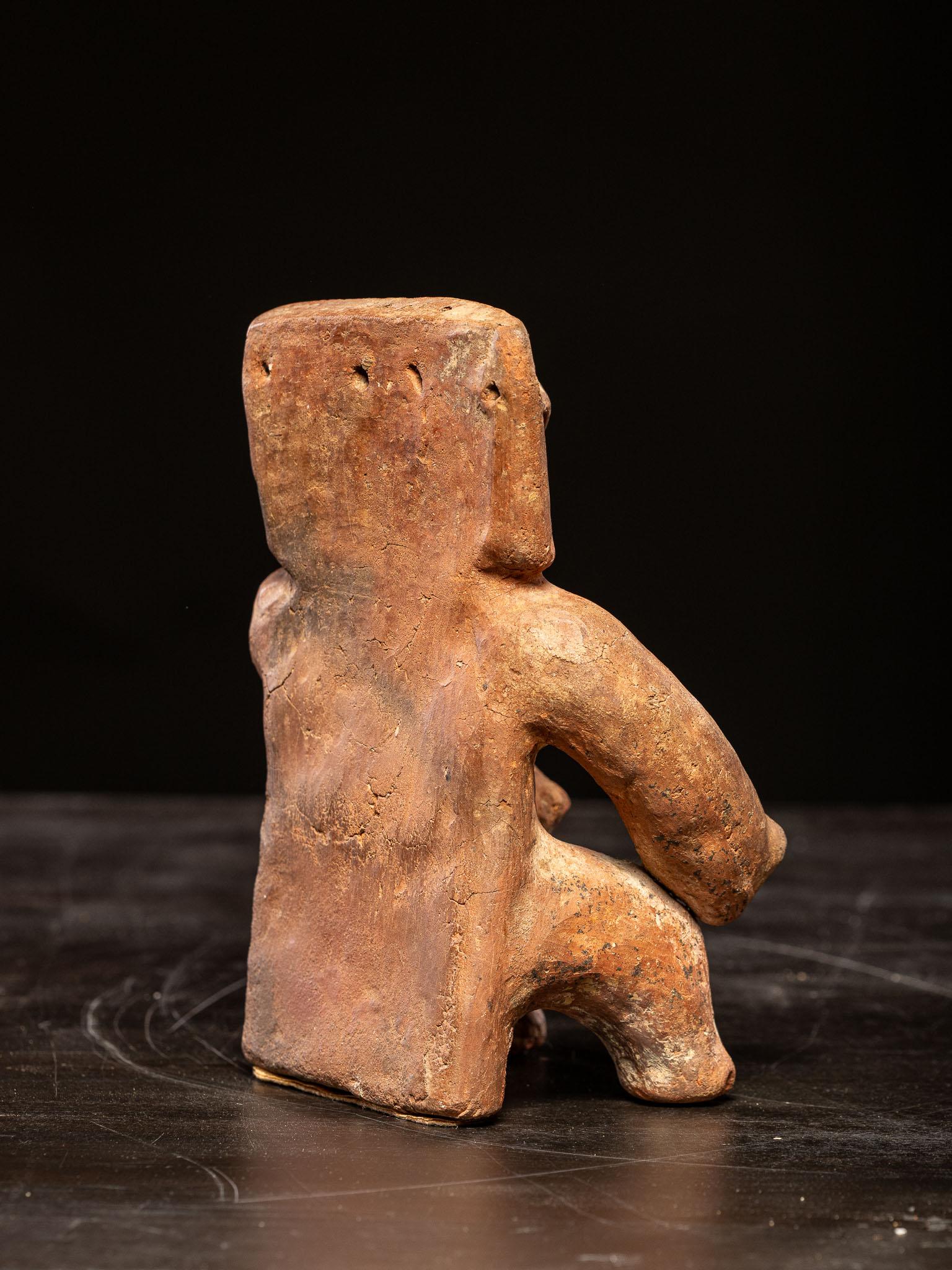 Figura sedente de terracota con nariguera, cultura Quimbaya, s. XVII siglo XVIII y antes en venta
