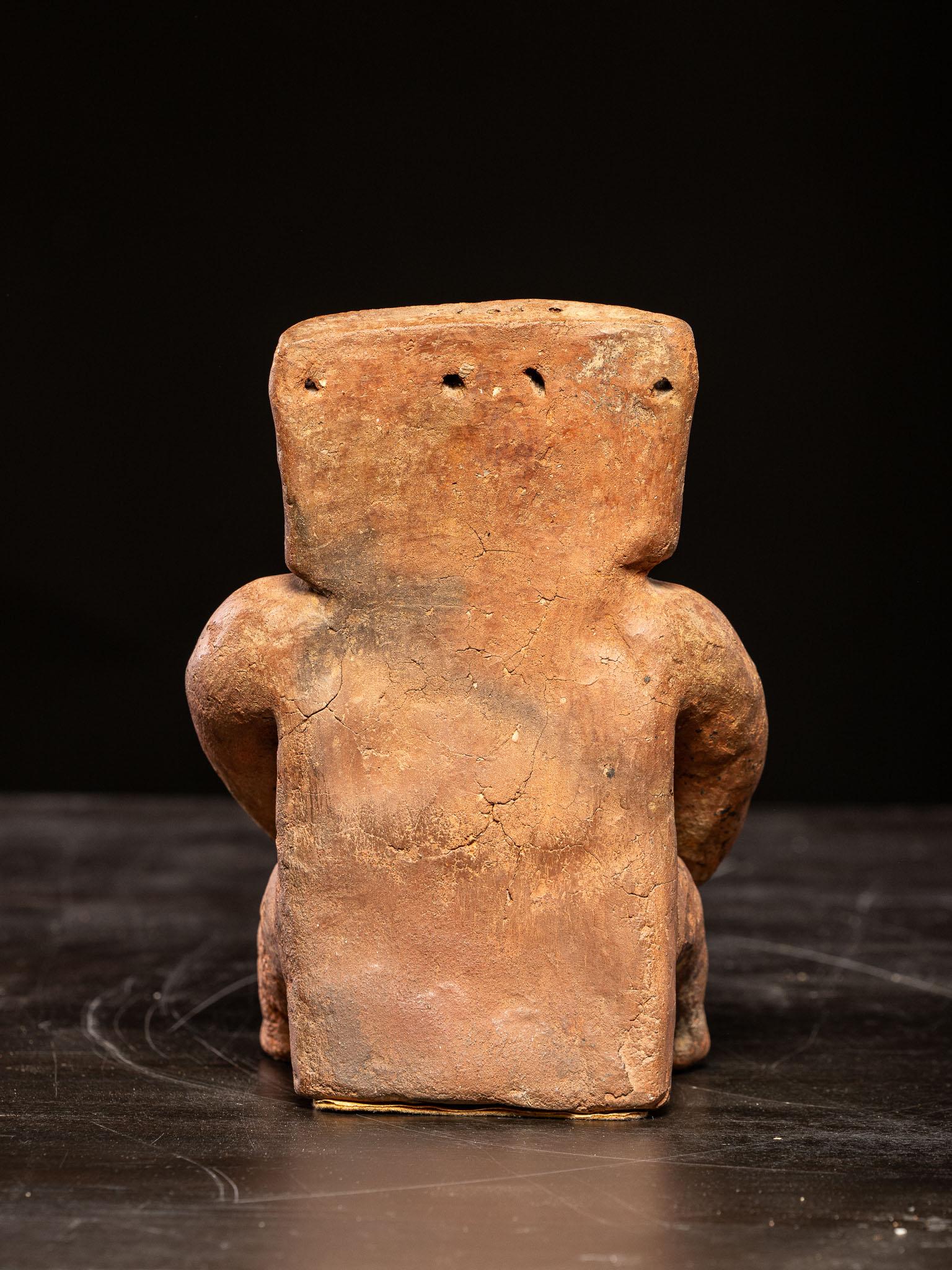 Figura sedente de terracota con nariguera, cultura Quimbaya, s. XVII Terracota en venta