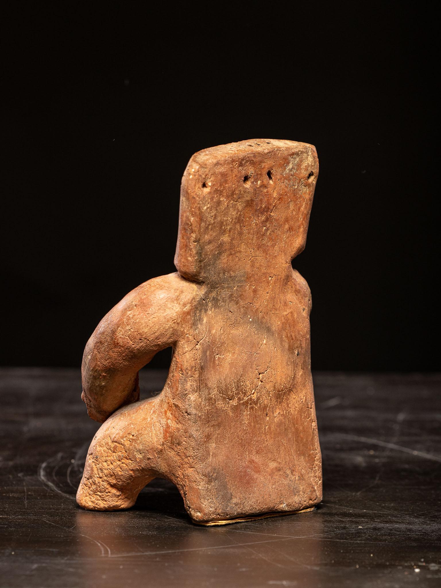 Figura sedente de terracota con nariguera, cultura Quimbaya, s. XVII en venta 1