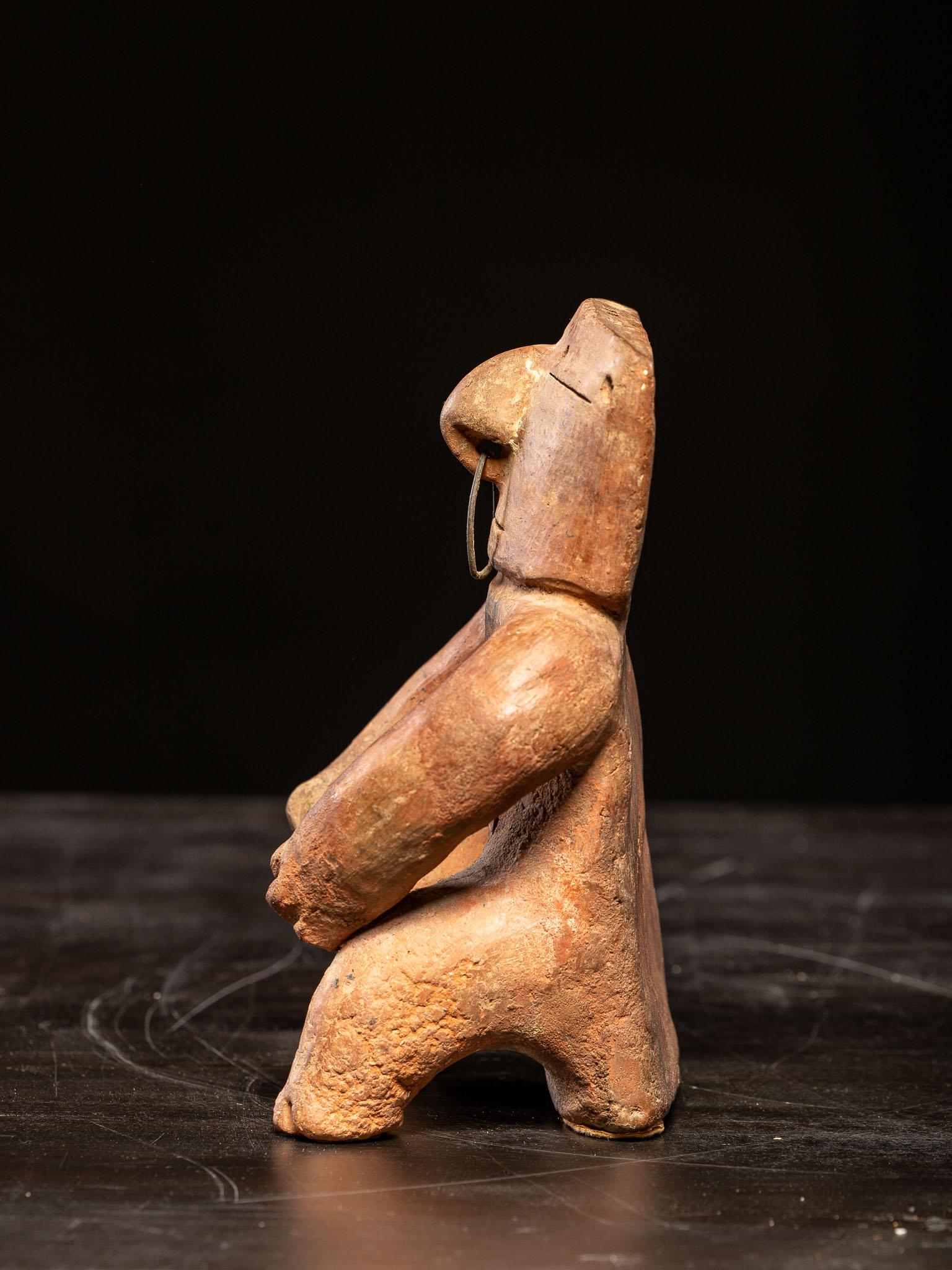 Figura sedente de terracota con nariguera, cultura Quimbaya, s. XVII en venta 2