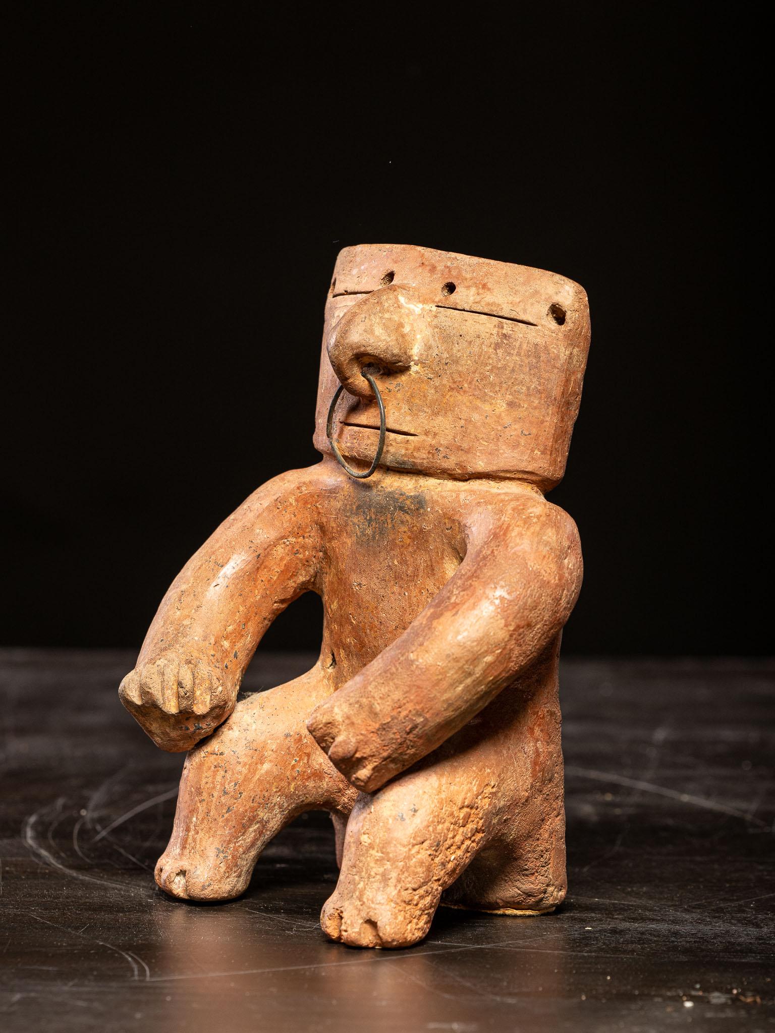 Figura sedente de terracota con nariguera, cultura Quimbaya, s. XVII en venta 3
