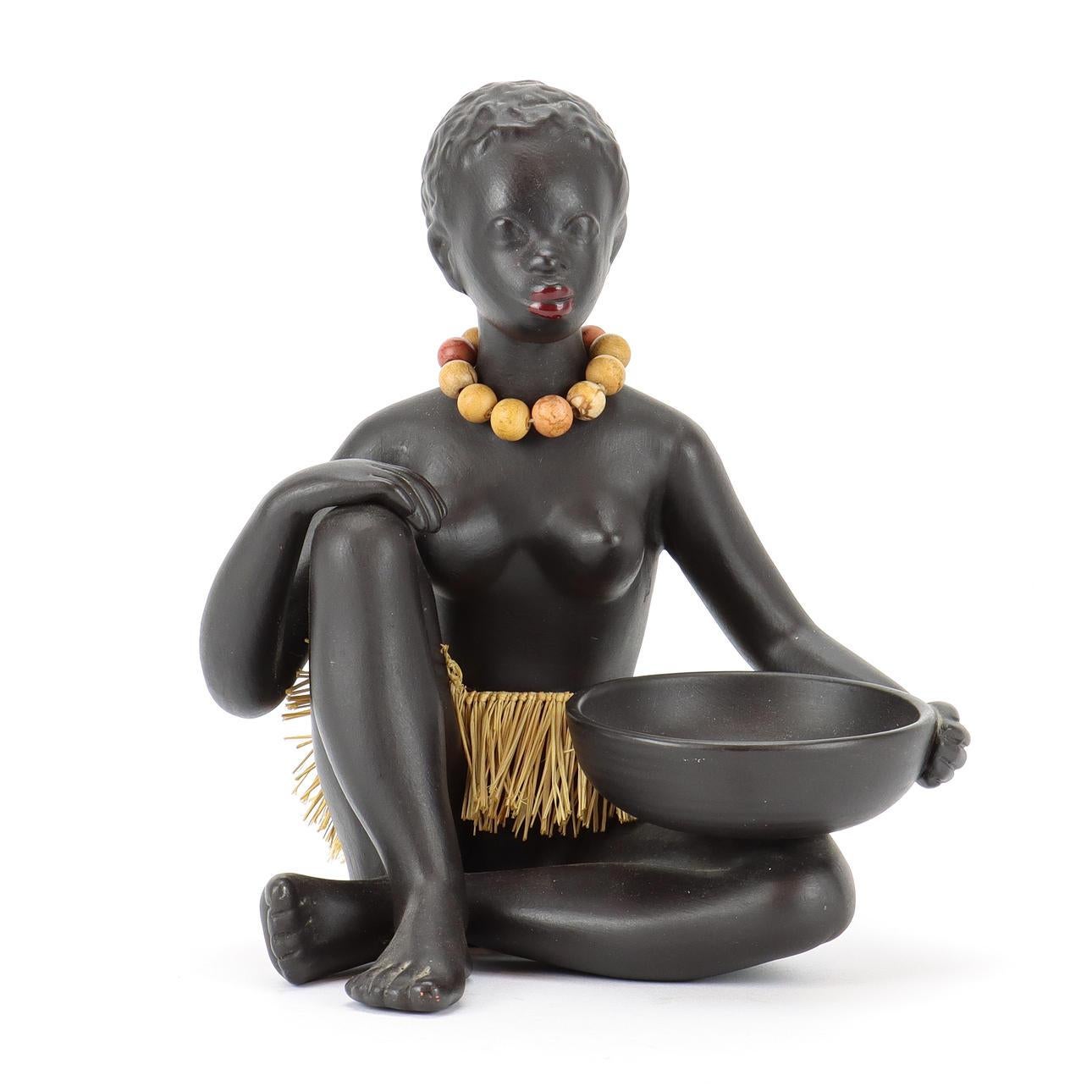 Una detallada figurita de cerámica que muestra a una mujer africana. Fabricado por Gmundner Kerami en la década de 1950. 