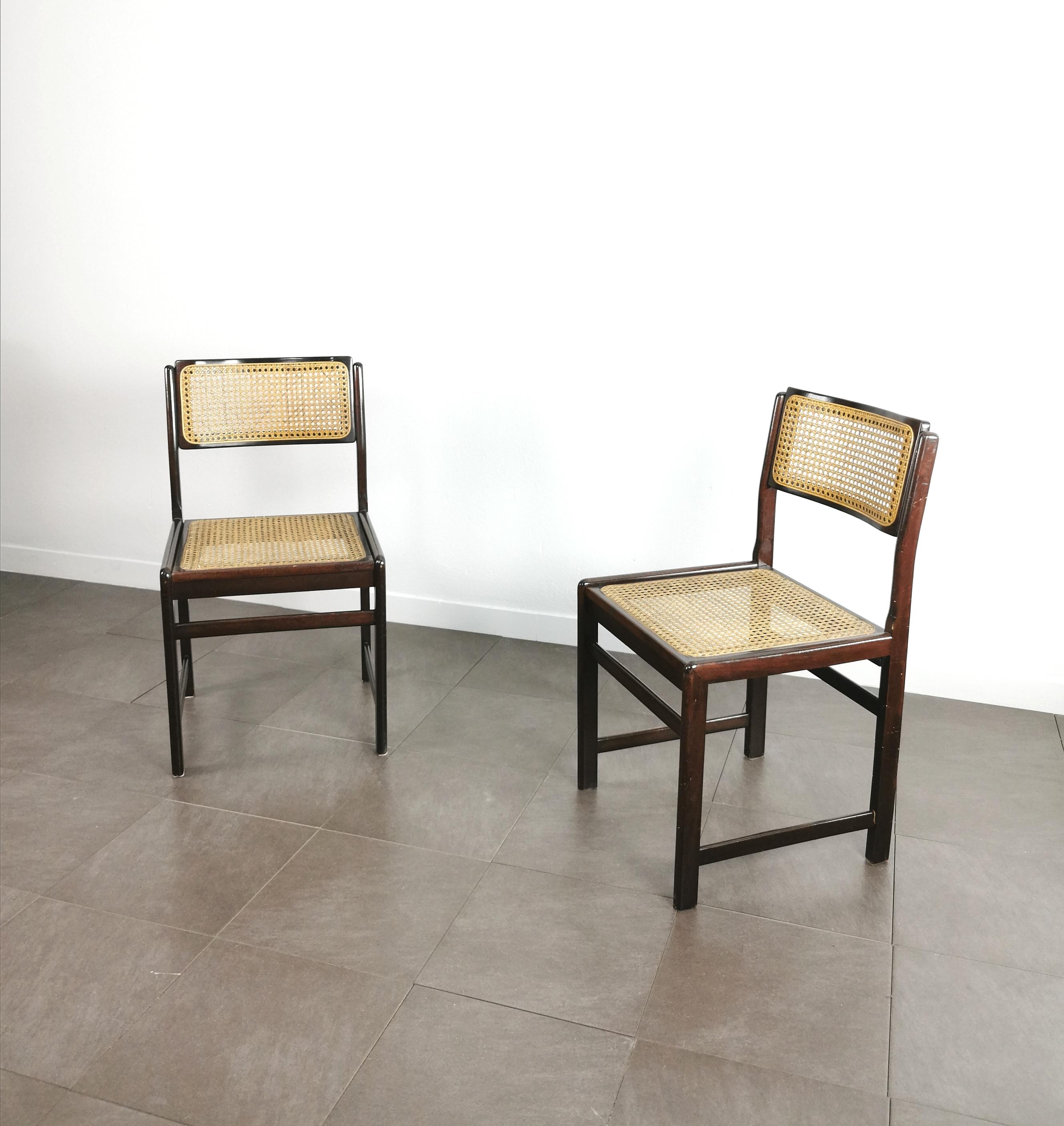 Satz von 2 Esszimmerstühlen, hergestellt in Italien in den 60er Jahren. Jeder einzelne Stuhl war aus Holz mit geschwungener Rückenlehne und einer Sitzfläche und Rückenlehne aus Wiener Stroh gefertigt.


Hinweis: Wir bemühen uns, unseren Kunden auch