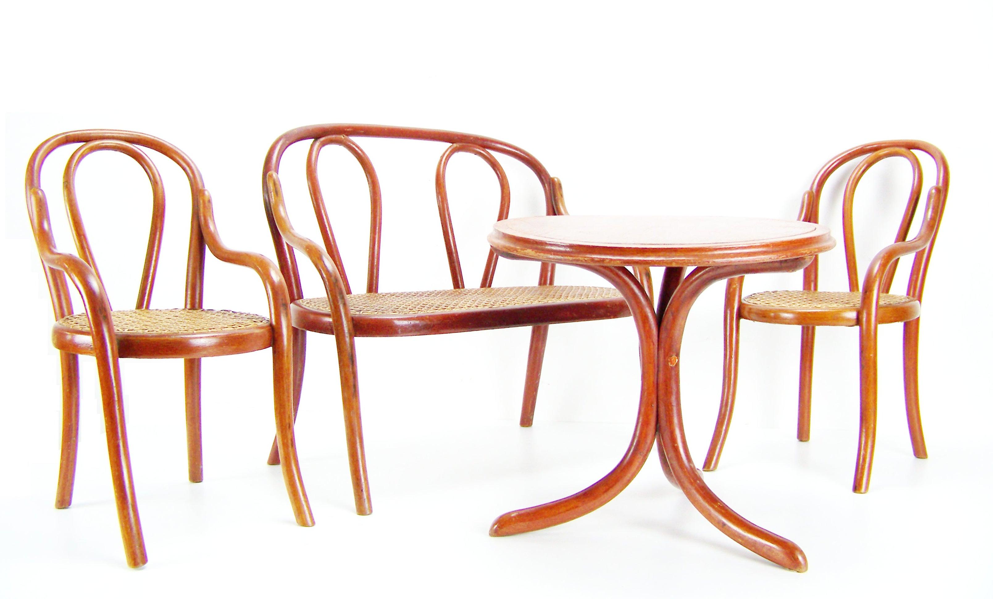 Manufactured in Austria by the Gebrüder Thonet company. Very good original condition.