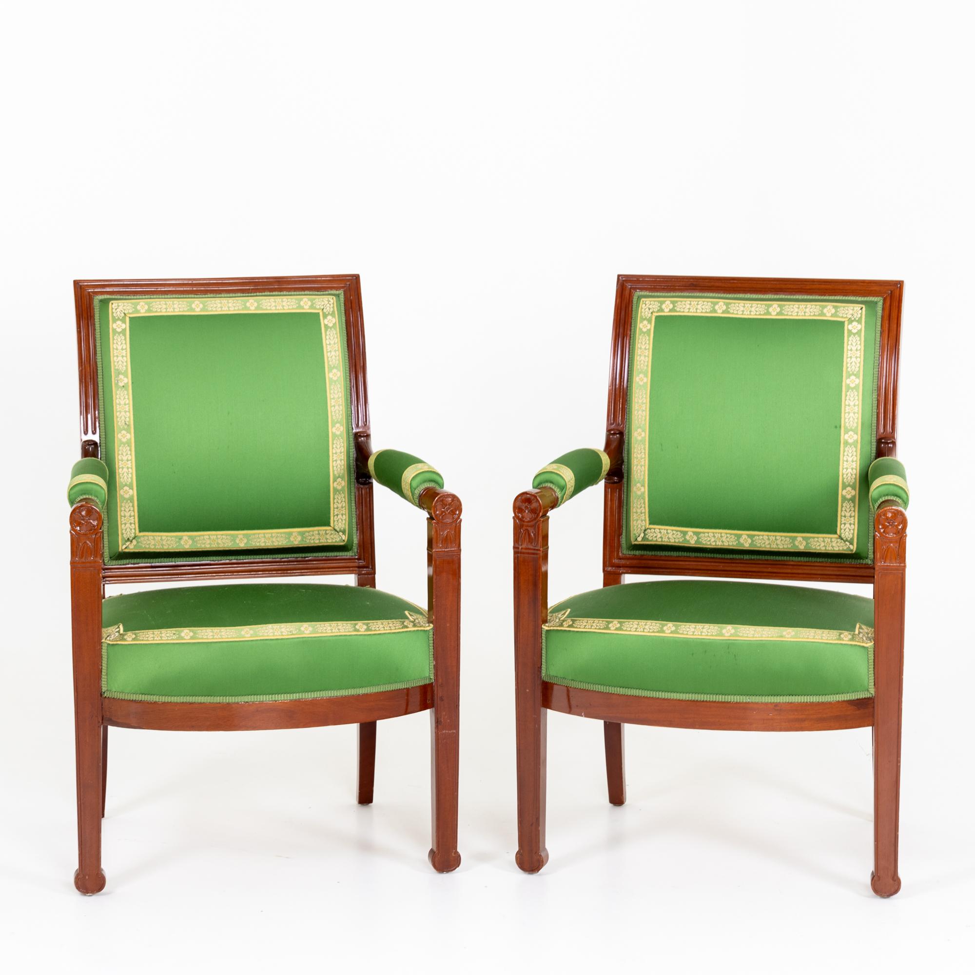 Three-piece seating group consisting of two armchairs (95 x 66 x 64 x 45 cm) and one large armchair (97 x 98 x 70 x 45 cm) made of mahogany. The group is covered with a green fabric. France, around 1790.