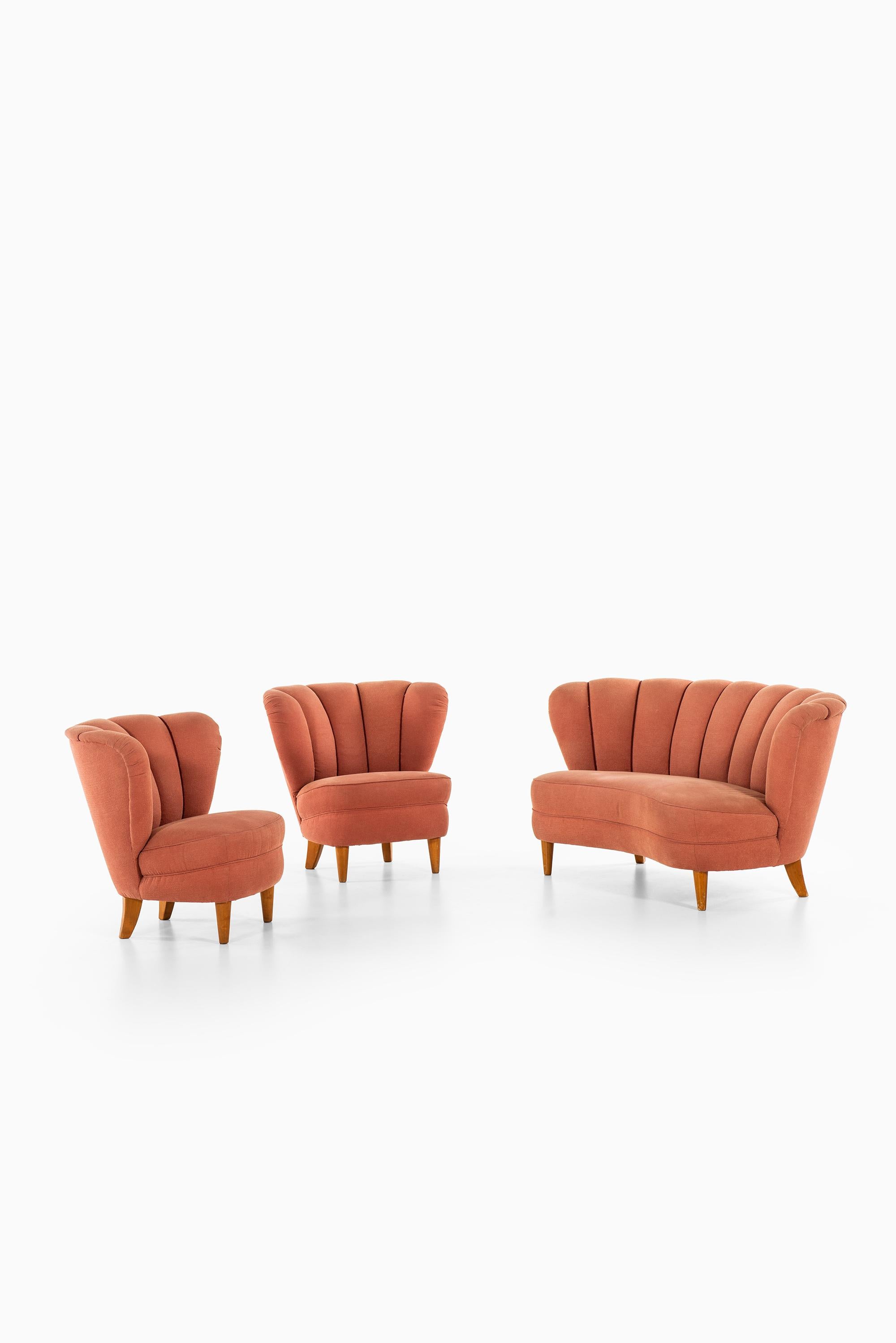 Rare seating group in the manner of Otto Schulz. Consisting of a sofa and a pair of easy chairs. Produced in Sweden.

Dimensions sofa (W x D x H) 160 x 85 x 76 cm, SH 40 cm
Dimensions easy chairs (W x D x H) 82 x 72 x 74 cm, SH 40 cm.