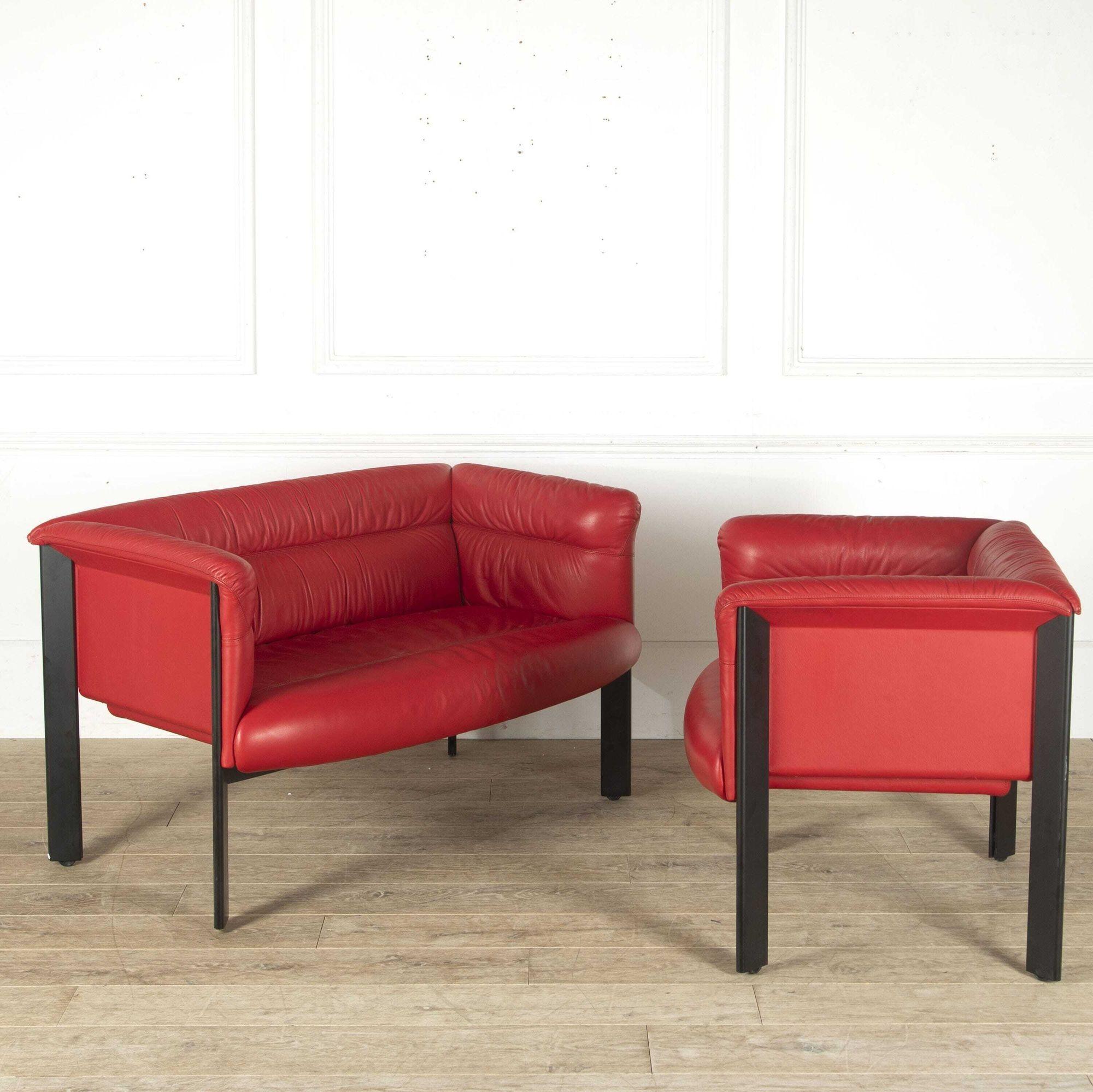 Loungesitzgruppe von Marco Zanuso. Diese Garnitur besteht aus zwei zweisitzigen Sofas und einem Paar Sesseln. 
Bei diesen Stühlen handelt es sich um das Modell 'Interlude', das Ende der 1980er Jahre von Zanuso entworfen wurde. Die Entwürfe sollten