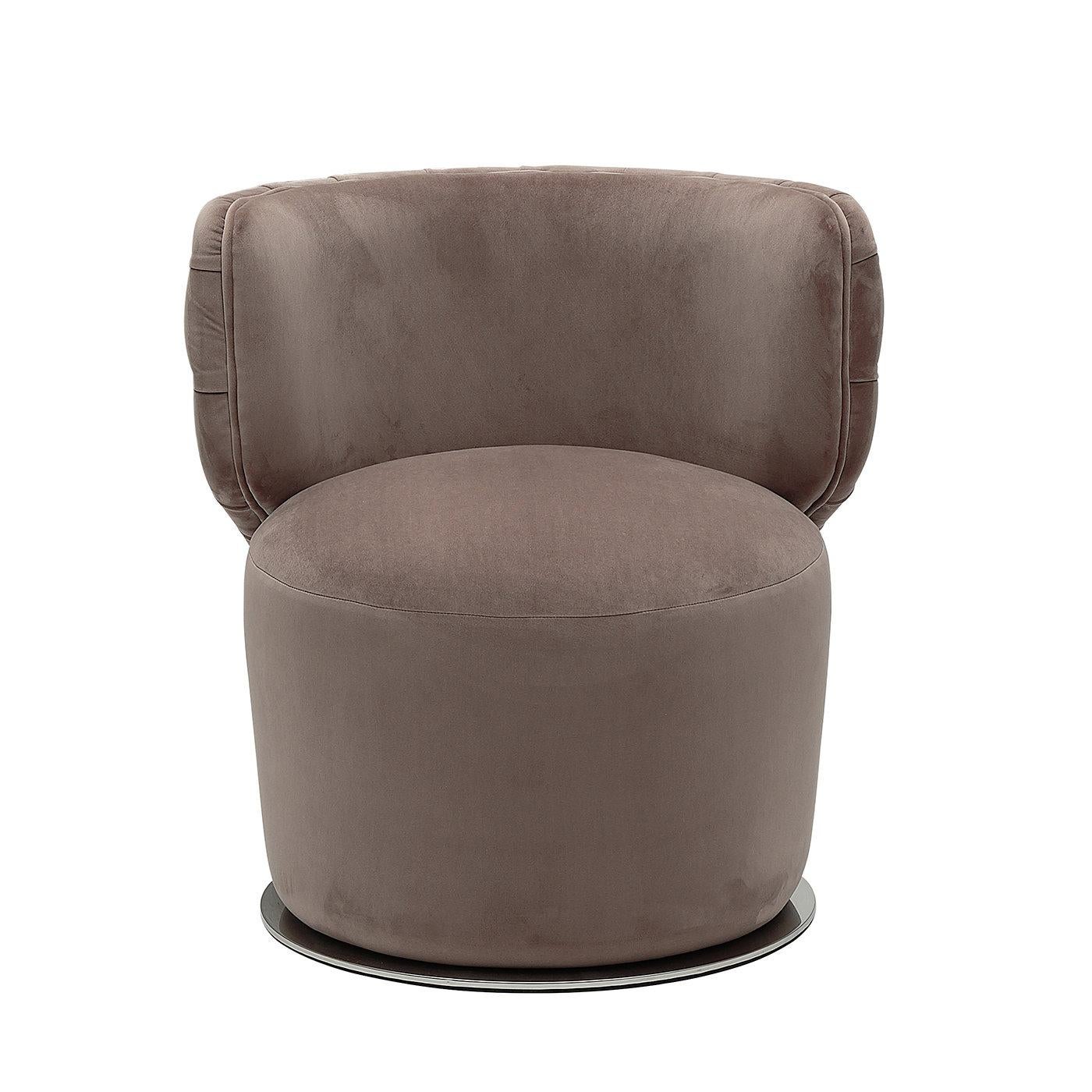 Formas redondeadas y armoniosas marcan el diseño exclusivo de este sillón giratorio, que luce una suave tapicería de tela color castaño. El armazón interno de haya y abeto está generosamente acolchado con un 85% de poliuretano y un 15% de fibra de