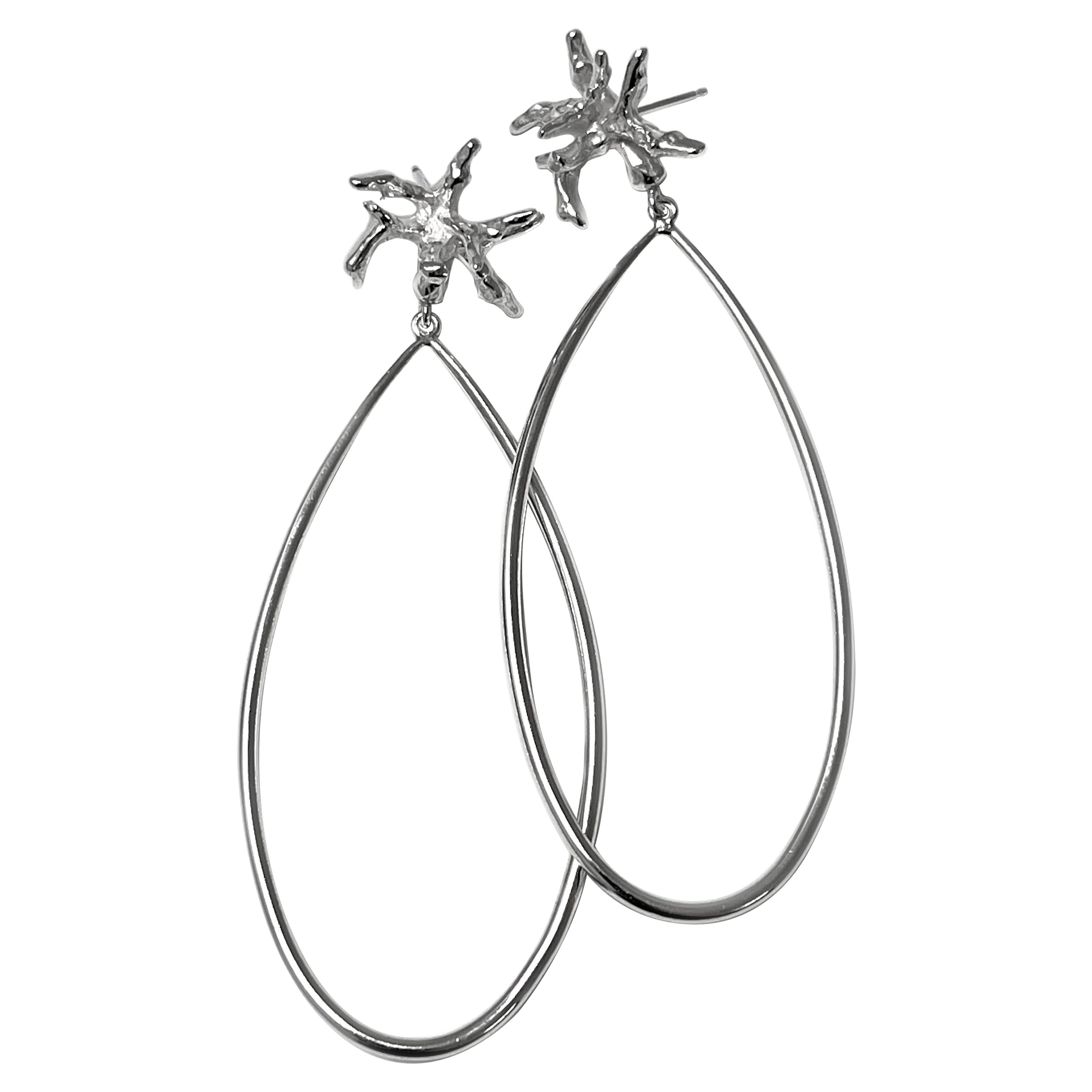 Boucles d'oreilles Seaview en argent sterling pendantes en forme de larme avec clous en corail en vente