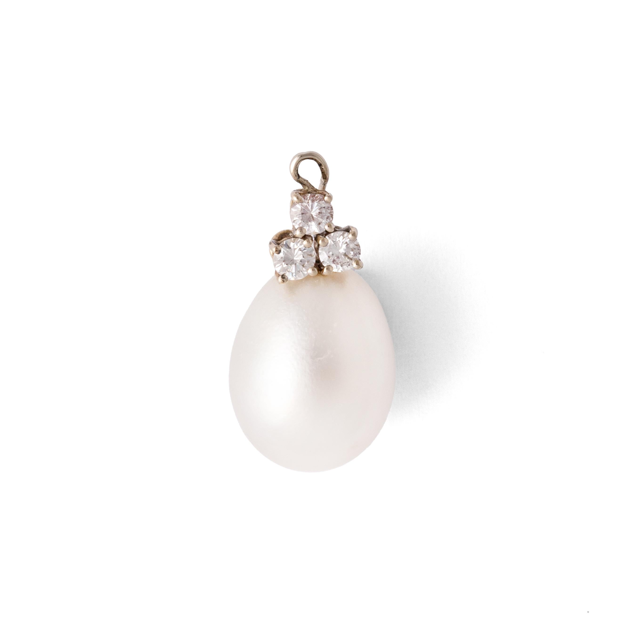 Cultured Pearl Diamond White Gold Pendant.

Introducing a captivating union of elegance and natural beauty – the Cultured Pearl Diamond White Gold Pendant. This exquisite piece is a celebration of the ocean’s allure, featuring a genuine seawater