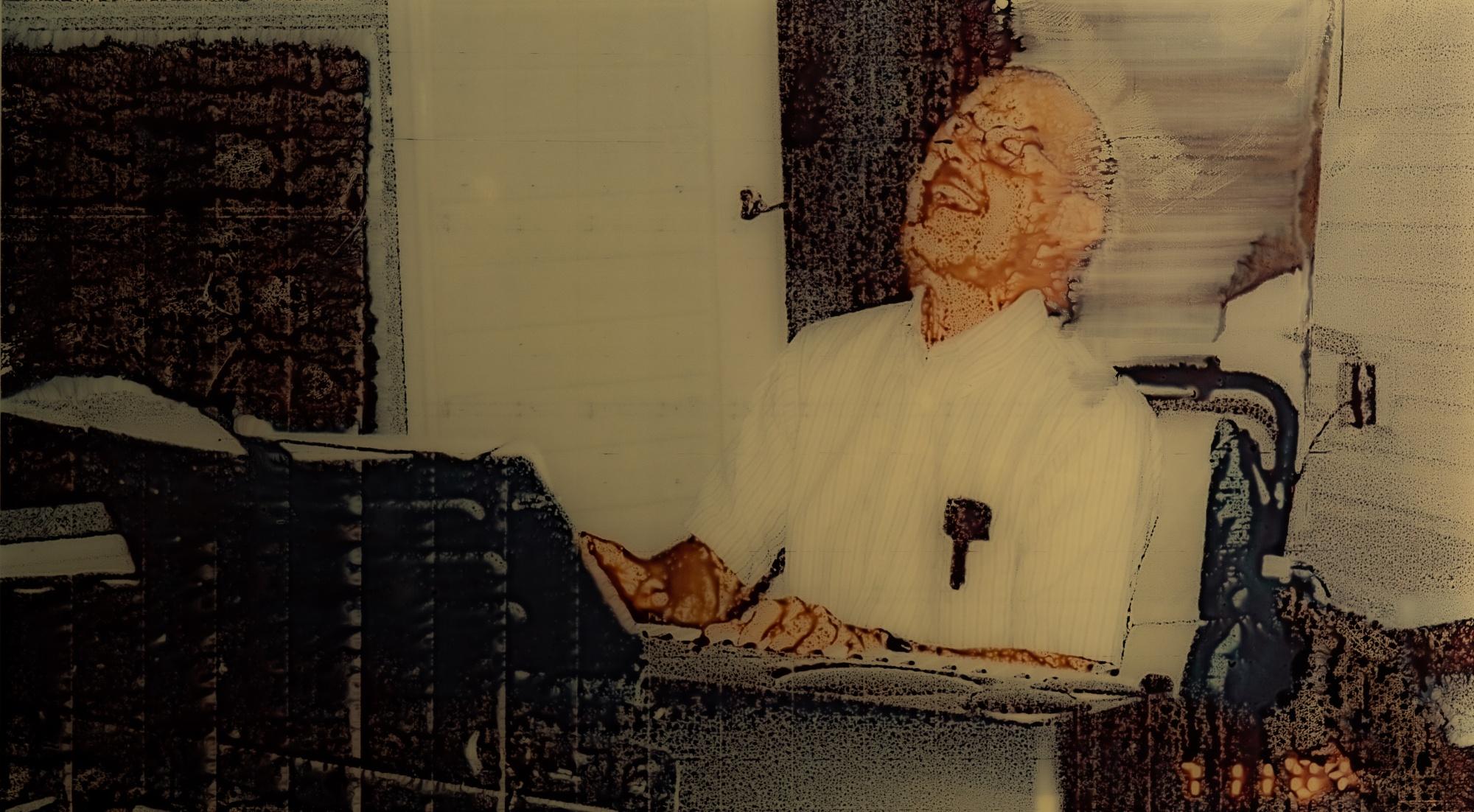 Seba KURTIS (*1974, Argentine)
Le Dr Bruce Ivins jouant du clavier à l'église, 2004, de la série "Chemical Reaction", 2022
Impression Lambda C-Type sur aluminium 3mm
Feuille 61 x 91,4 cm (24 x 36 in.)
Edition de 7
Imprimer seulement

À propos de