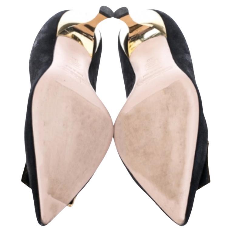 Cette paire d'escarpins élégants de Sebastian est synonyme de sophistication et de style. Confectionnés en daim fin, ces escarpins s'ajouteront élégamment à votre garde-robe. Ils sont ornés de cristaux sur l'empeigne et sont dotés de talons de 5 cm.