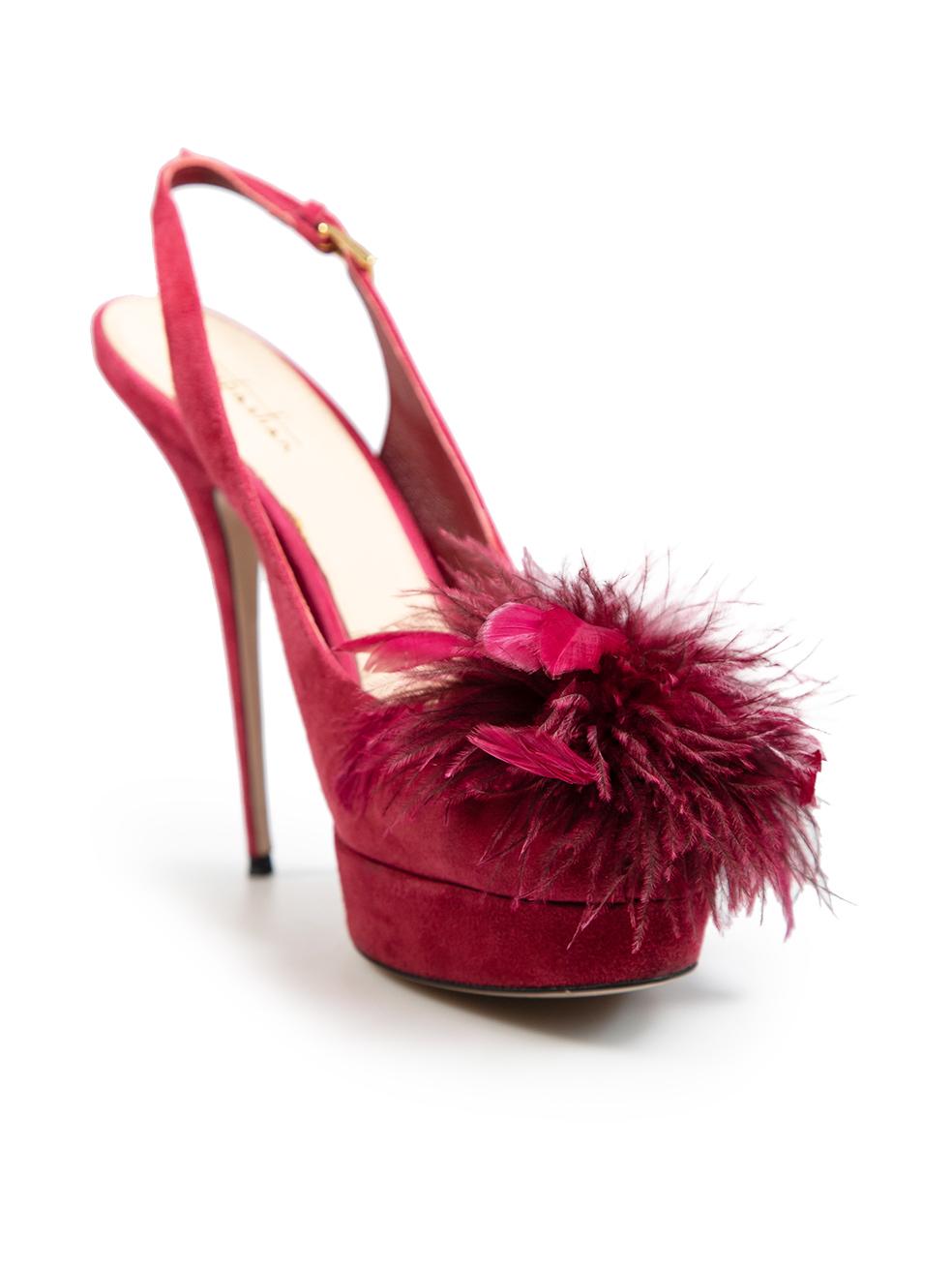 L'ÉTAT est très bon. L'usure des talons est minime. Décoloration mineure sur le côté gauche de la chaussure droite, côté droit de la chaussure gauche et marques sur le côté droit de la chaussure gauche sur cet article de revente de designer