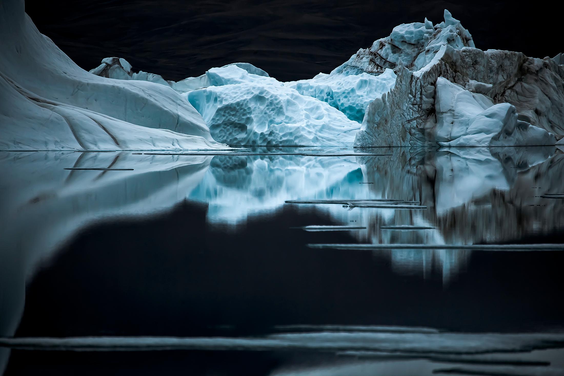 Sebastian Copeland Color Photograph – Quiet Night At Otto Fjord – kanadische Arktis 