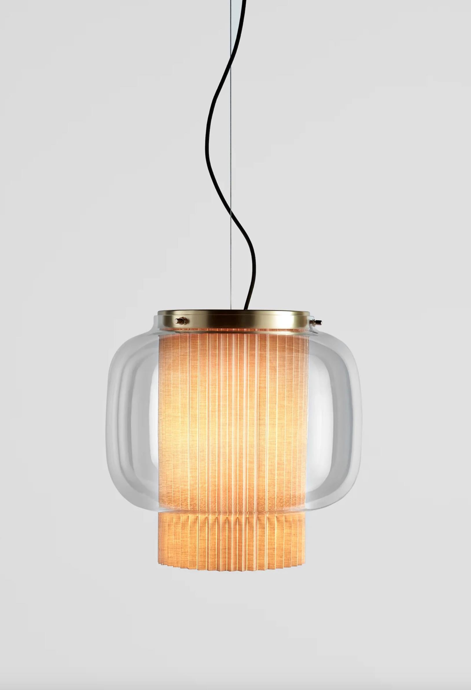 Sebastian Herkner Manila T Pe Beige Lampada a sospensione in tessuto per Parachilna 

Una combinazione incredibilmente elegante di vetro soffiato artigianale e diffusore in tessuto plissé. Il suo nome deriva dallo spagnolo 
