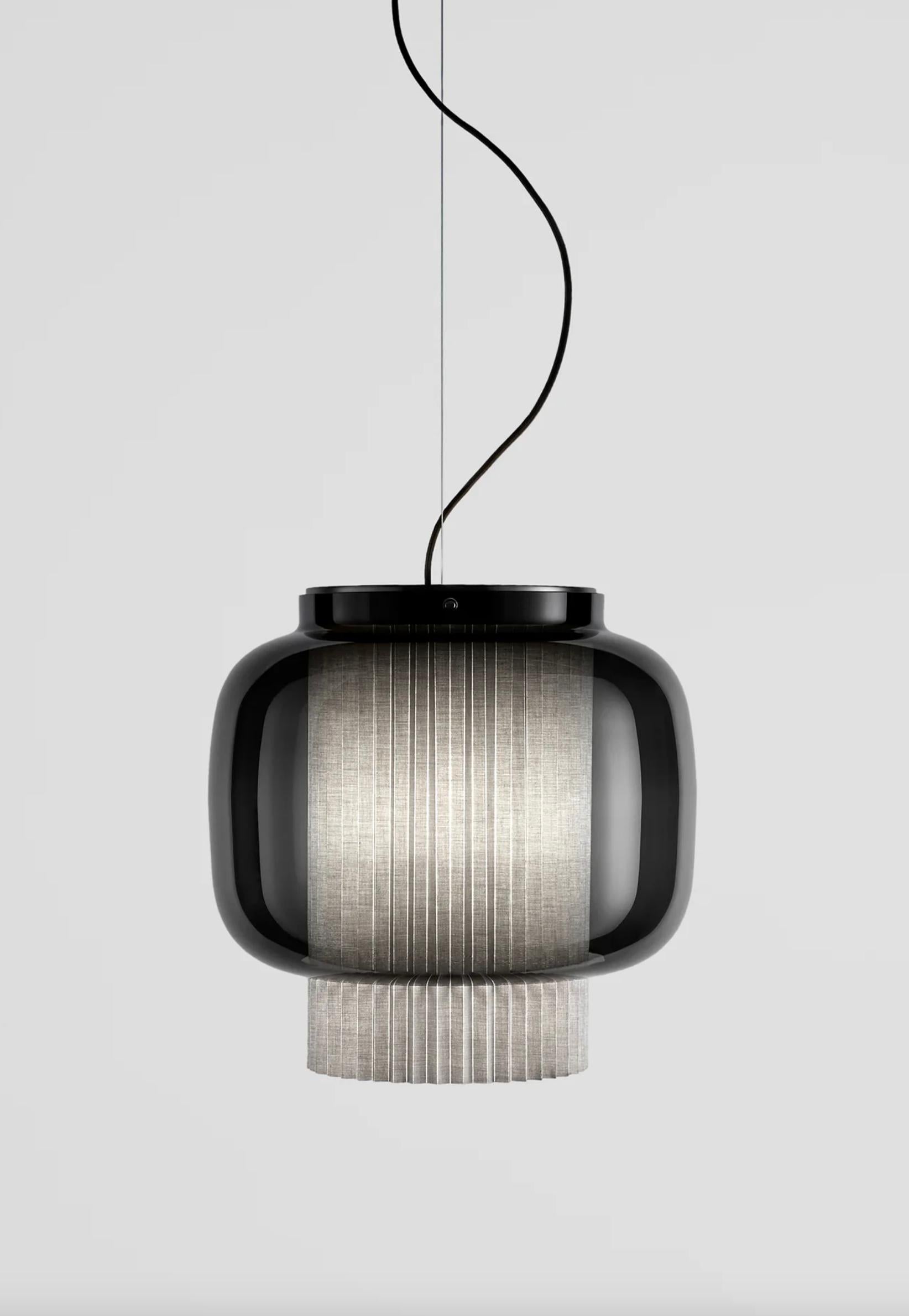 Sebastian Herkner Manila T Pe Beige Lampada a sospensione in tessuto per Parachilna 

Una combinazione incredibilmente elegante di vetro soffiato artigianale e diffusore in tessuto plissé. Il suo nome deriva dallo spagnolo 