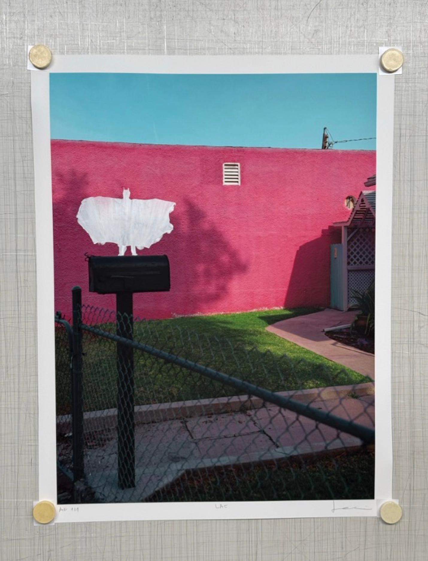 Archivalischer Pigmentdruck + Stempel auf Hahnemühle Photo Rag ® Ultra Smooth 305 gsm

"Während meiner sechs Wochen in L.A. habe ich die Kontrolle losgelassen und einfach losgelegt.
mit der Strömung. Ich habe meine Zeit damit verbracht, verschiedene