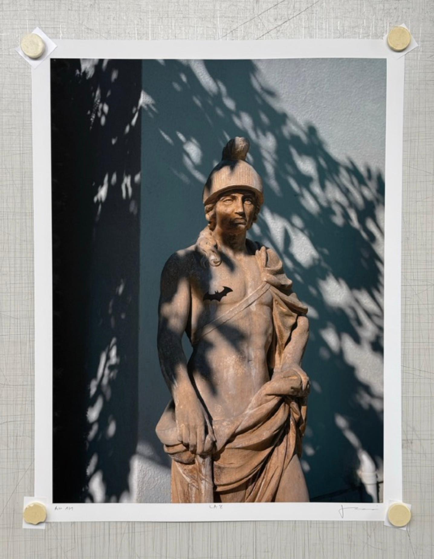 Archivalischer Pigmentdruck + Stempel auf Hahnemühle Photo Rag ® Ultra Smooth 305 gsm

"Während meiner sechs Wochen in L.A. habe ich die Kontrolle losgelassen und einfach losgelegt.
mit der Strömung. Ich habe meine Zeit damit verbracht, verschiedene
