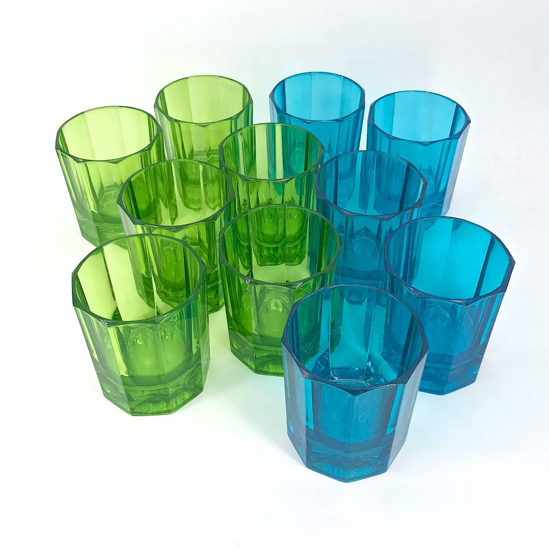Seltenes Design. Sehr schwere 1970er Highball-Bargläser in Blau und Grün. Geprägte Markierungen auf dem Boden jedes Glases; S. Marcen. 

Dia: 4 x H: 3.25 in.