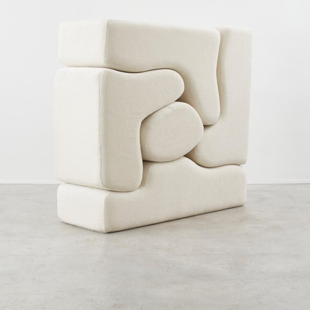 Le canapé Malitte, spirituel et élégant, est un assemblage sculptural de formes organiques. Une fois déconstruits, les éléments imbriqués forment des sièges à usages multiples - des chaises longues, une chaise longue et un repose-pieds. Notre
