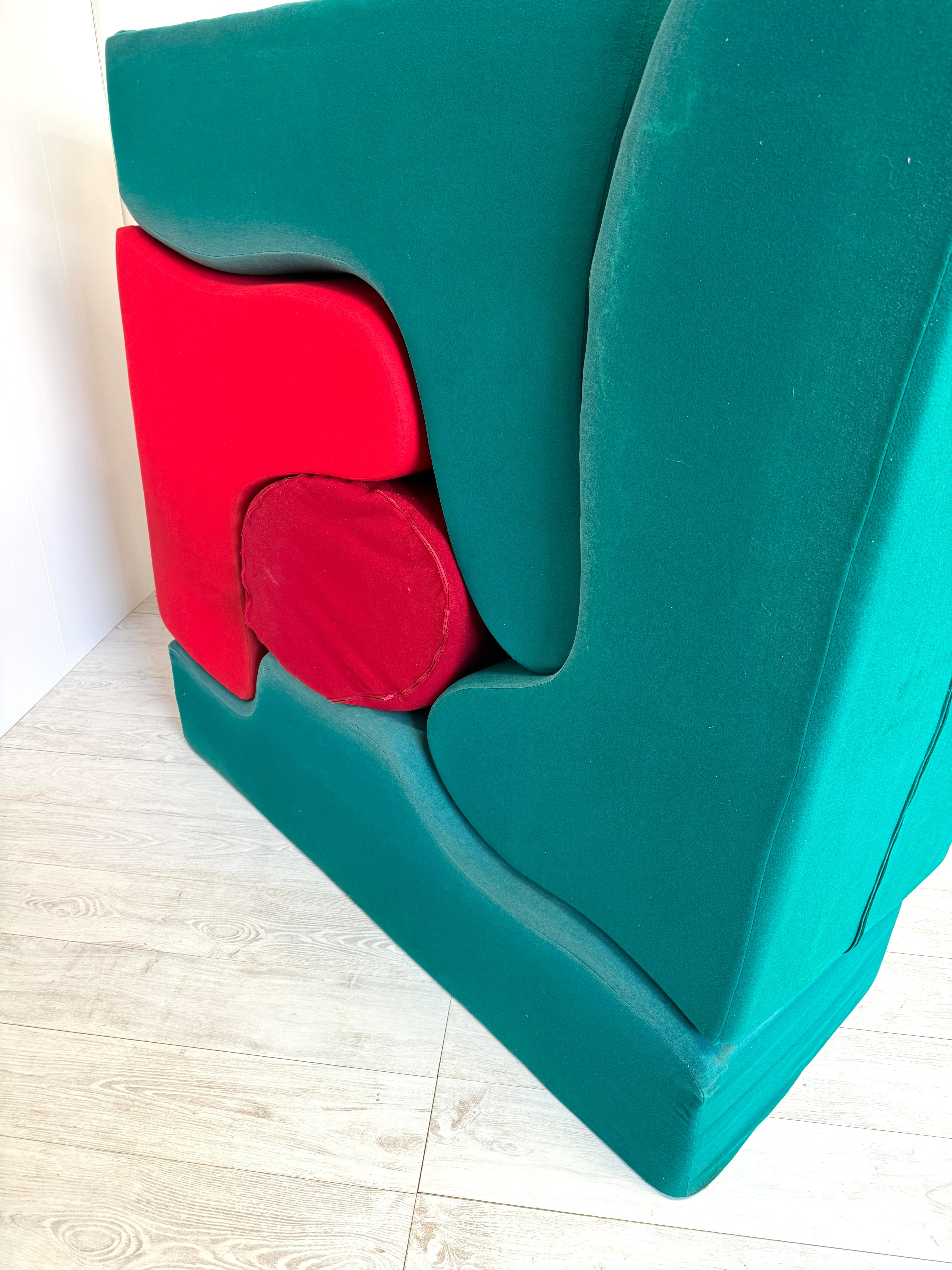 Une collection ludique de formes organiques colorées qui peuvent être assemblées en une seule sculpture, un 