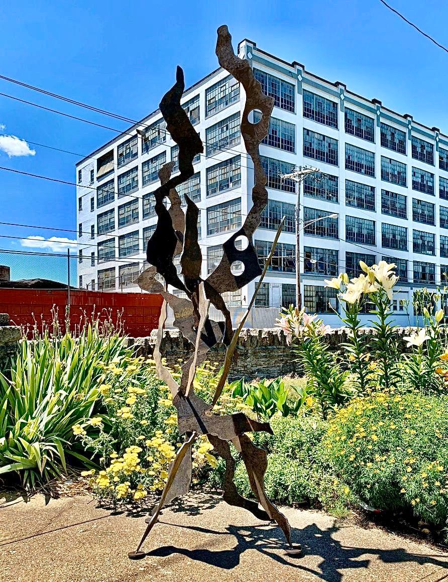 Zeitgenössische moderne industrielle Metall-Lawn-Gartenskulptur für den Außenbereich, rustikale Patina im Angebot 6
