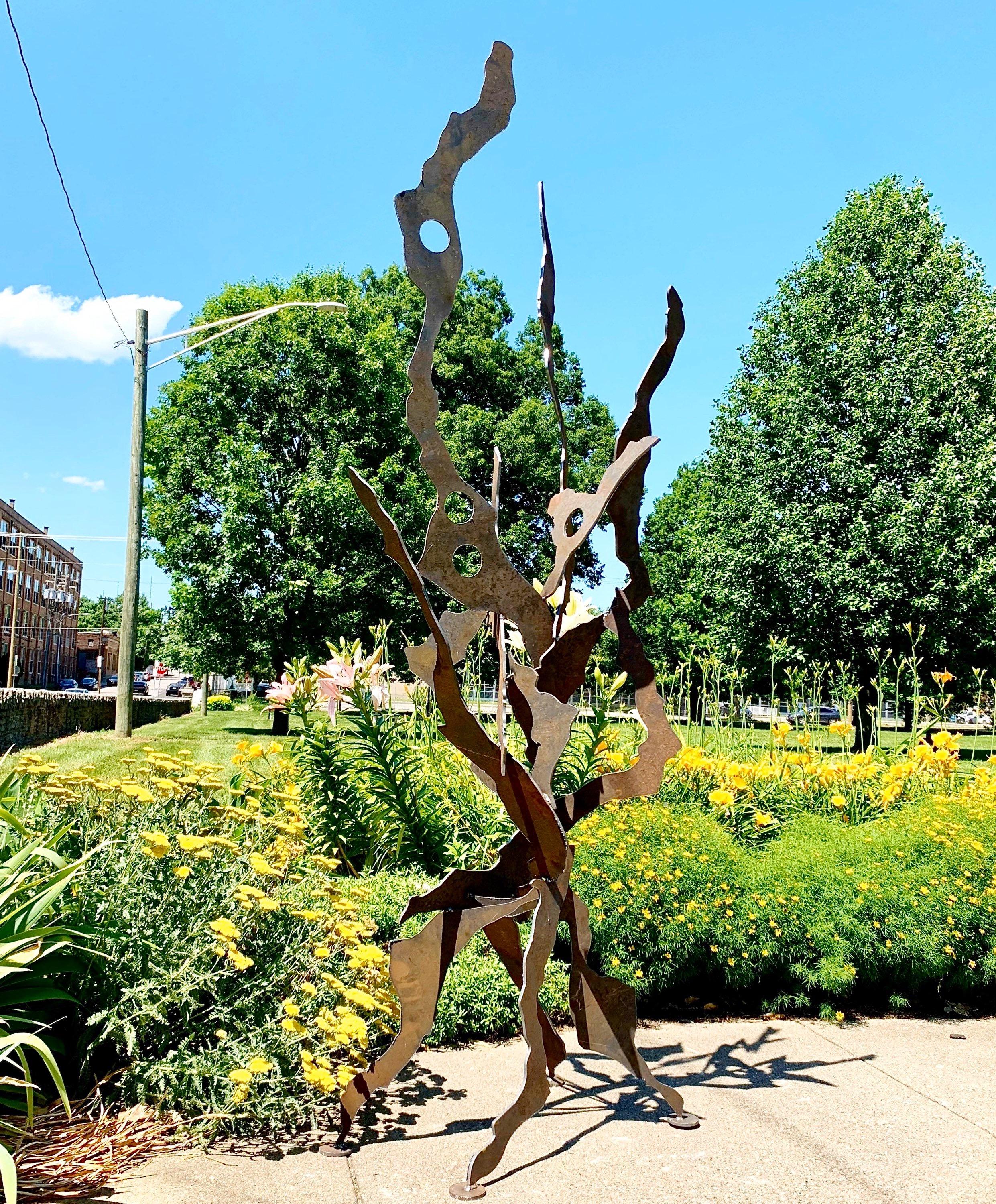 Zeitgenössische moderne industrielle Metall-Lawn-Gartenskulptur für den Außenbereich, rustikale Patina – Sculpture von Sebastian Reiter