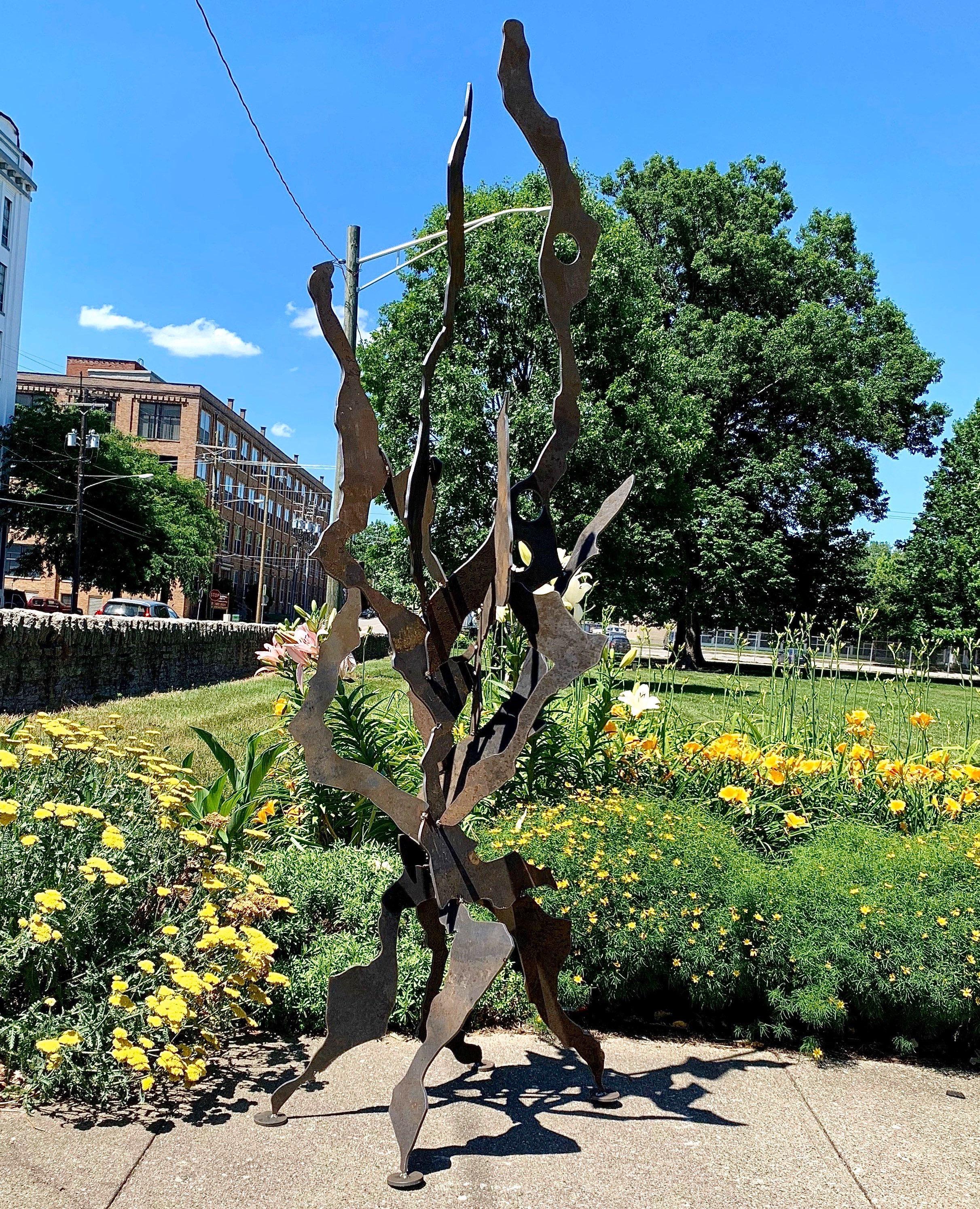 Zeitgenössische moderne industrielle Metall-Lawn-Gartenskulptur für den Außenbereich, rustikale Patina (Blau), Abstract Sculpture, von Sebastian Reiter