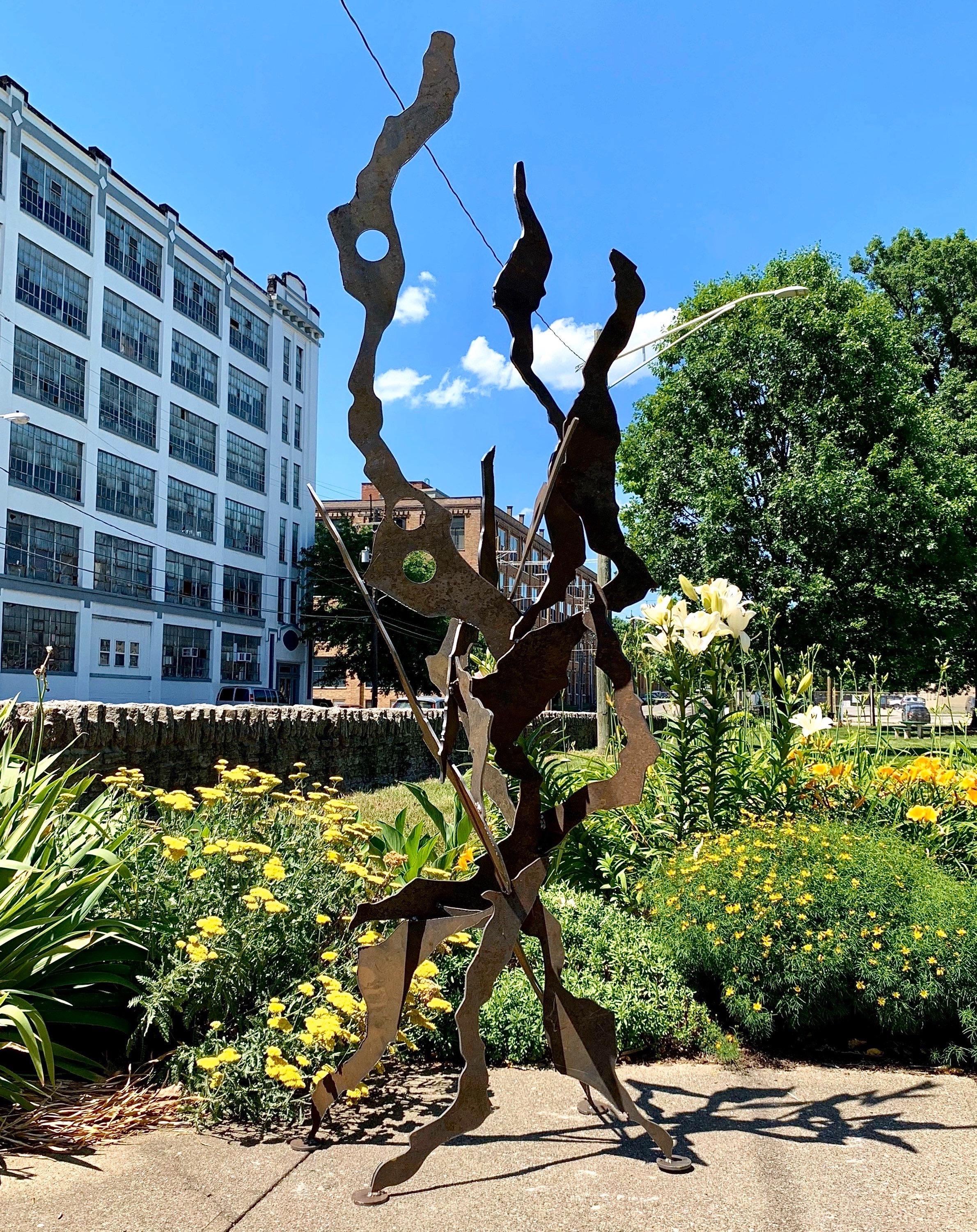 Handgeschnittene und geschweißte, freistehende Außenskulptur aus Corten-Stahl mit natürlicher, künstlerischer Patina.

Titel: Katalysator
Künstler: Sebastian Reiter
Gesamtabmessungen: 100