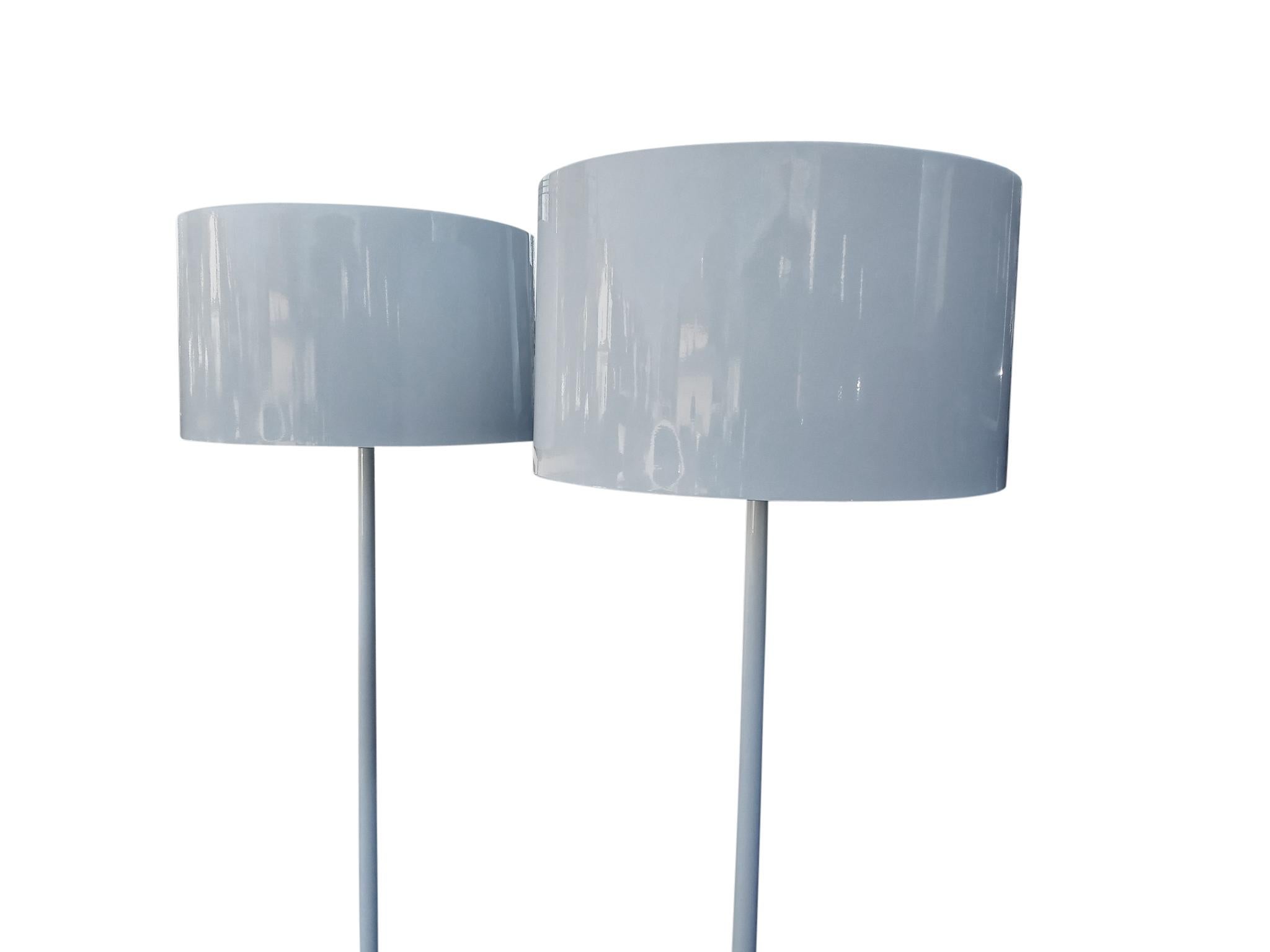Mid-Century Modern Paire de lampadaires filés Sebastian Wrong Flos, finition blanche brillante Design de l'ère spatiale en vente