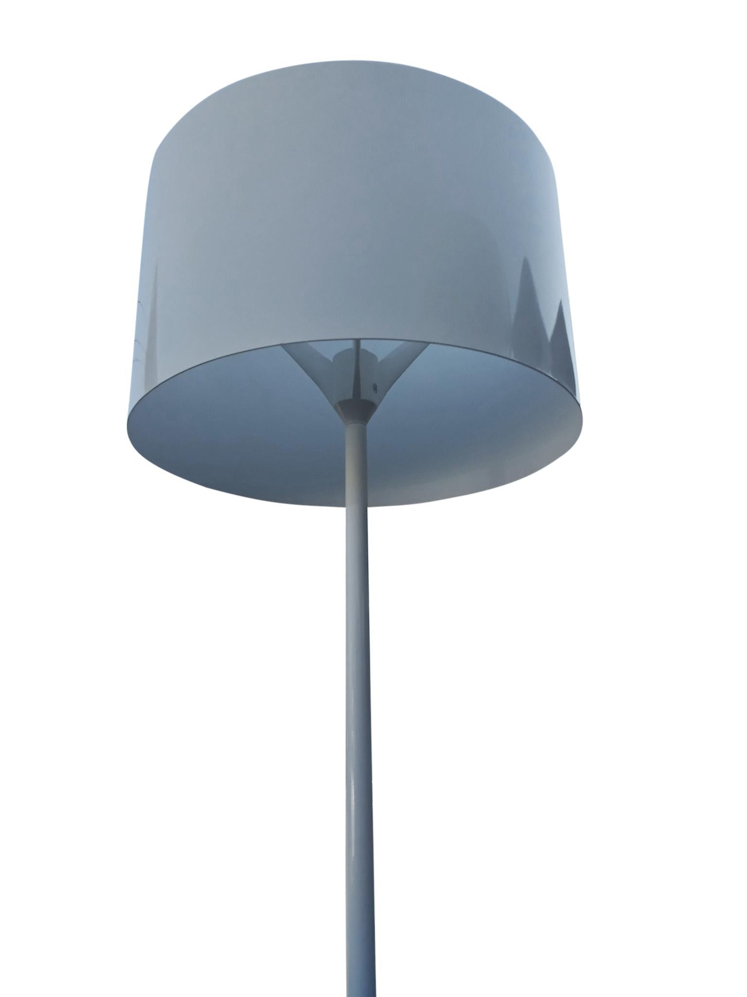 italien Paire de lampadaires filés Sebastian Wrong Flos, finition blanche brillante Design de l'ère spatiale en vente