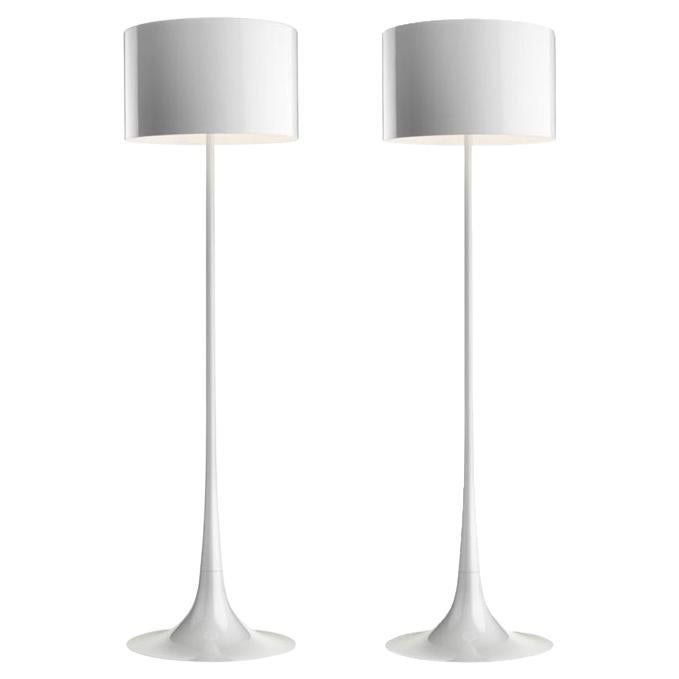 Paire de lampadaires filés Sebastian Wrong Flos, finition blanche brillante Design de l'ère spatiale