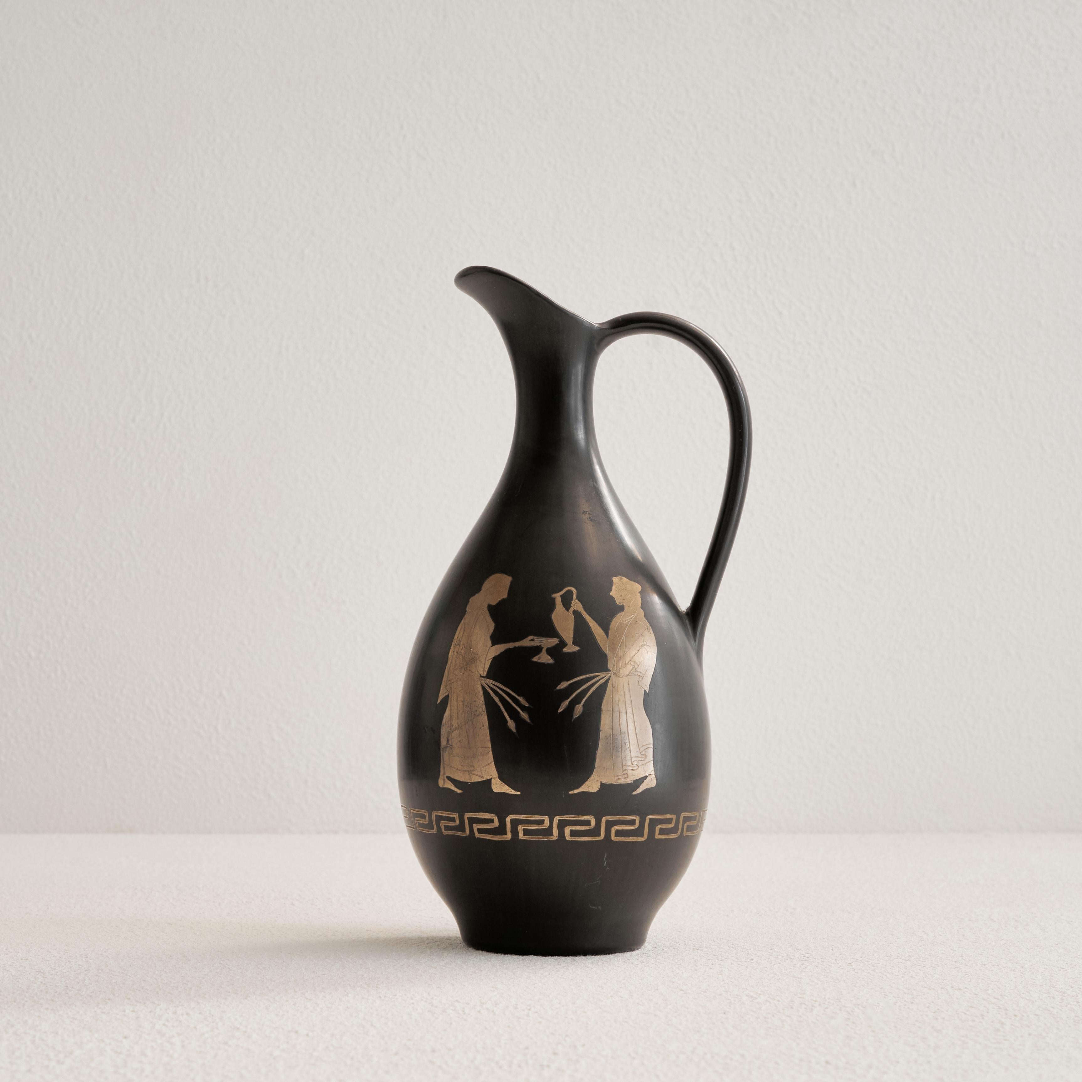 Brocca in ceramica Sebastiani Gubbio 'Bucchero' con decorazioni in oro, Italia, anni '60.

Bellissima brocca in ceramica nera opaca di metà secolo, elegante e sottile, con decorazioni dorate dipinte a mano. La ceramica 