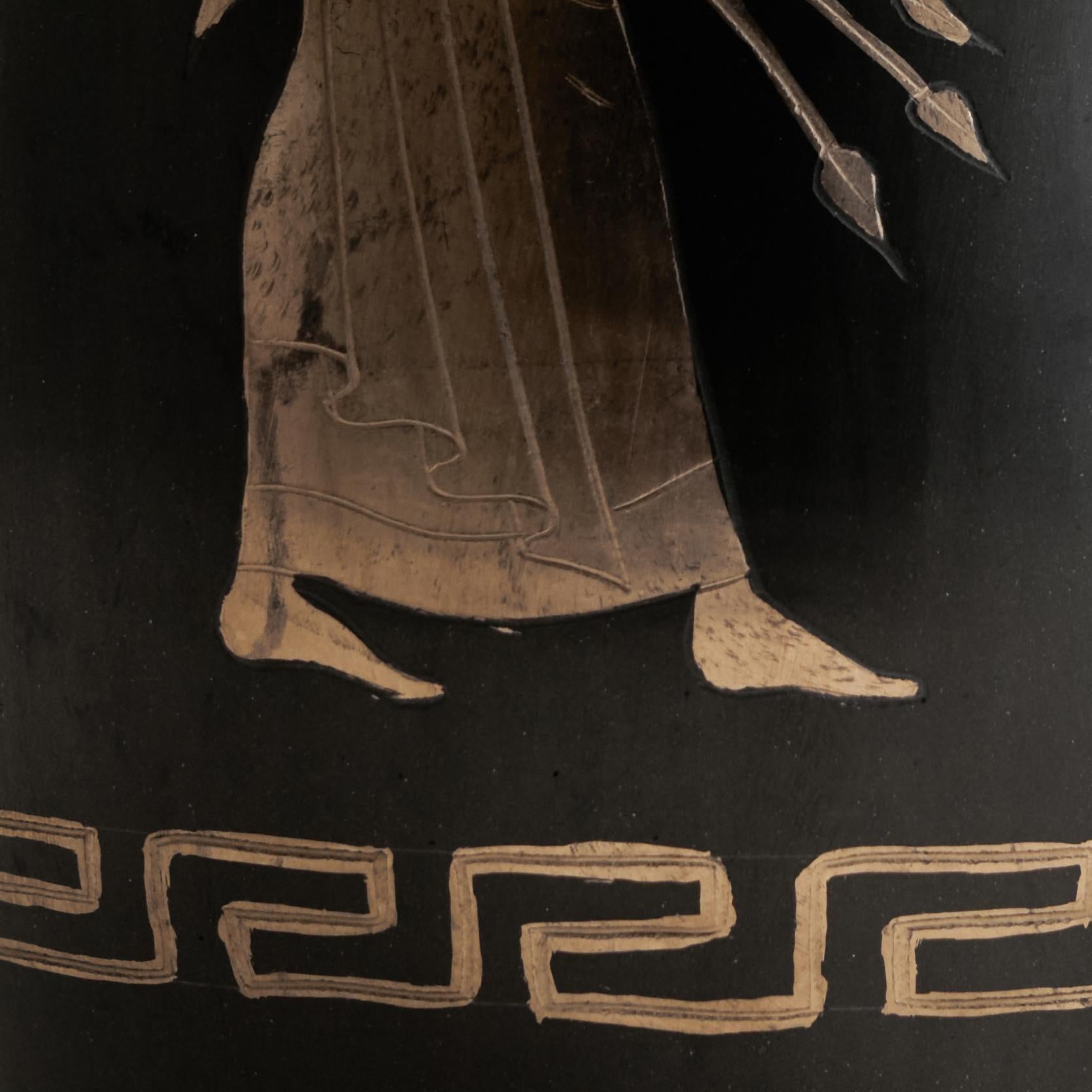 Italiano Brocca in ceramica Sebastiani Gubbio 'Bucchero' con decorazioni in oro, Italia, anni '60 in vendita