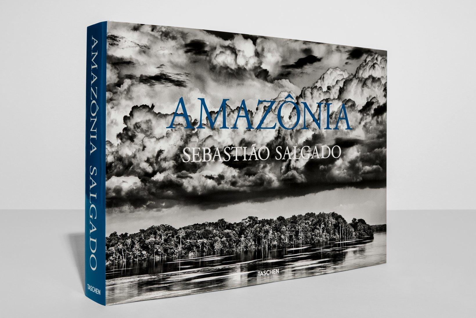 Hardcover Fotobuch, 14.1 x 10.2 in., 9.21 lb, 528 Seiten.

Sechs Jahre lang bereiste Sebastião Salgado das brasilianische Amazonasgebiet und fotografierte die unvergleichliche Schönheit dieser außergewöhnlichen Region: den Regenwald, die Flüsse,