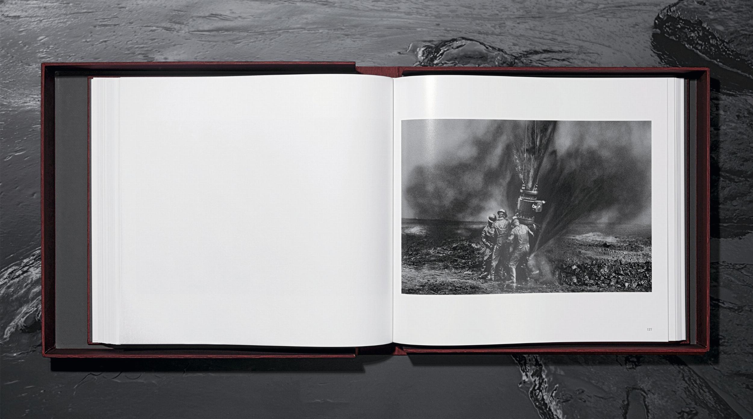 Sebastião Salgado. Koweït. Un désert en feu. Édition limitée, livre signé en vente 4