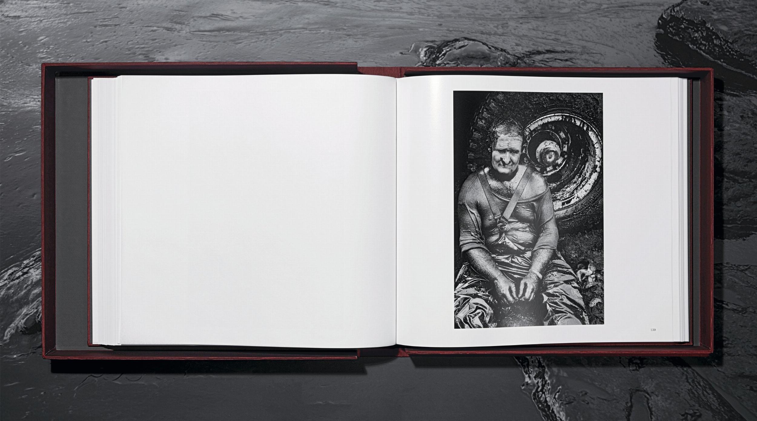 Sebastião Salgado. Koweït. Un désert en feu. Édition limitée, livre signé en vente 6
